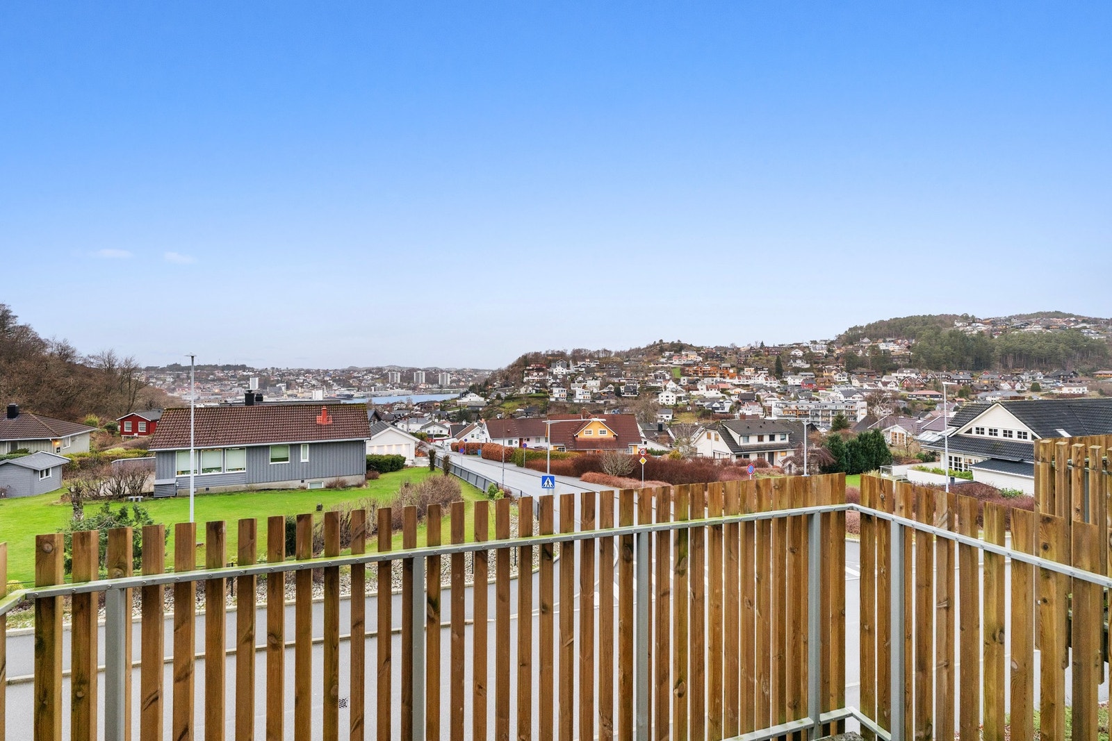 Fra balkongen kan en nyte flott utsikt mot Gandsfjorden Galleribilde