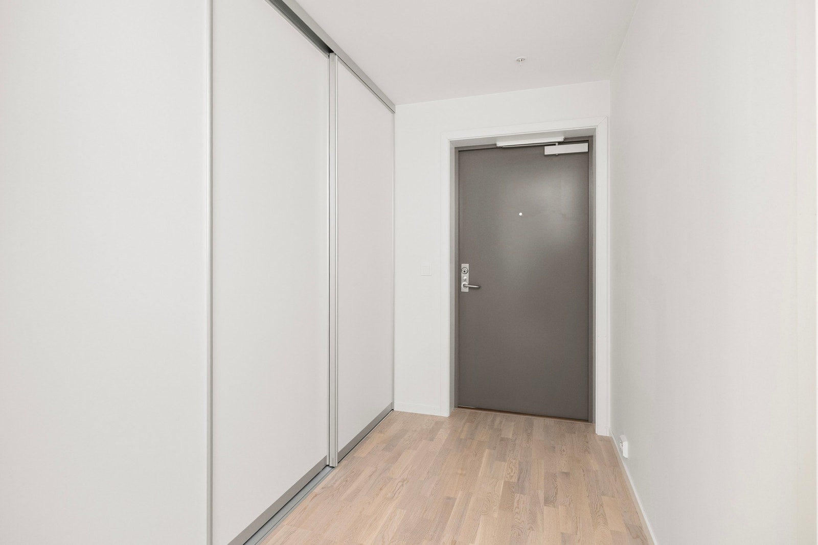 God plass til yttertøy i skyvedørsgarderobe Galleribilde