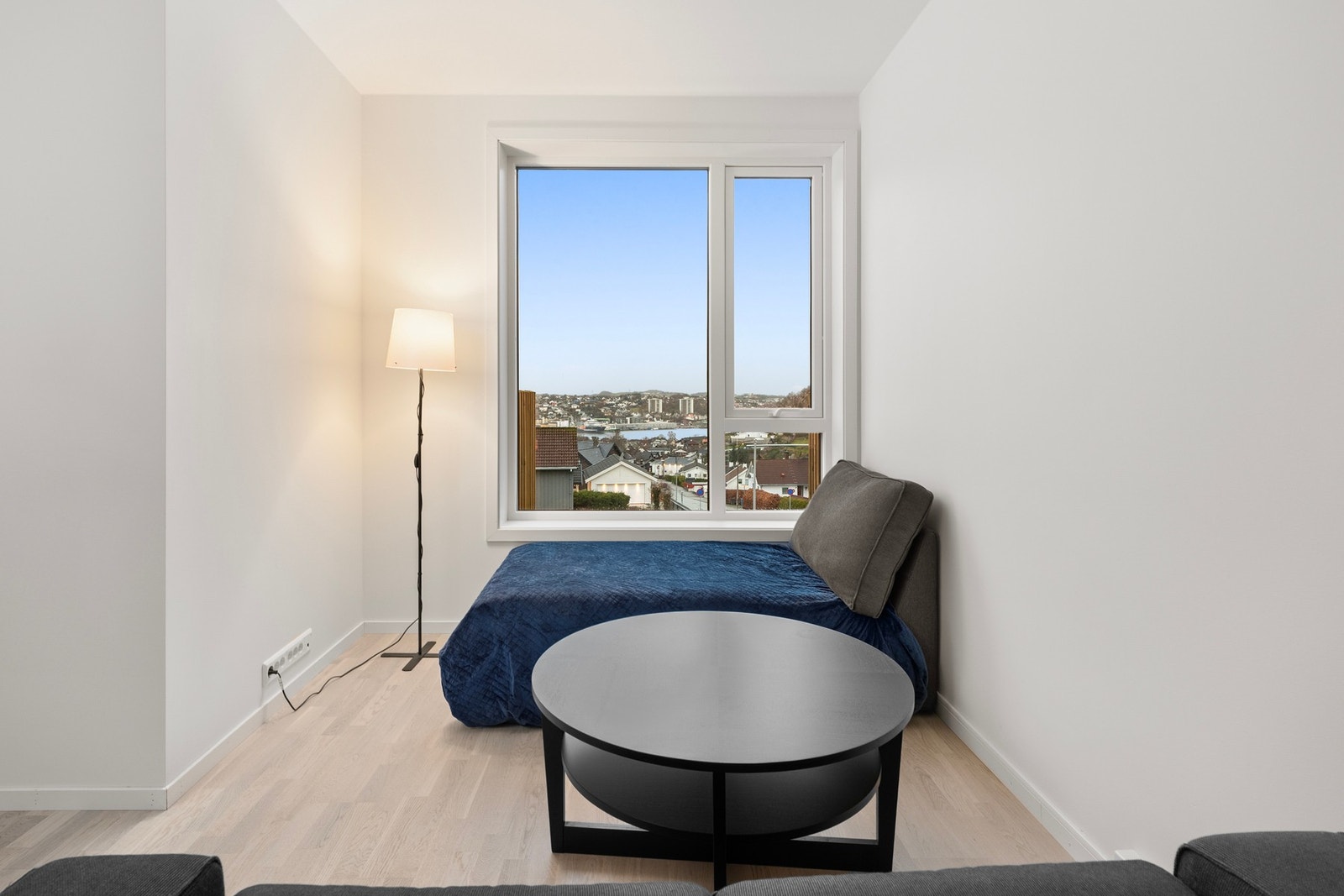 Fra sofakroken kan en nyte flott utsikt over nærområdet og mot Gandsfjoren Galleribilde