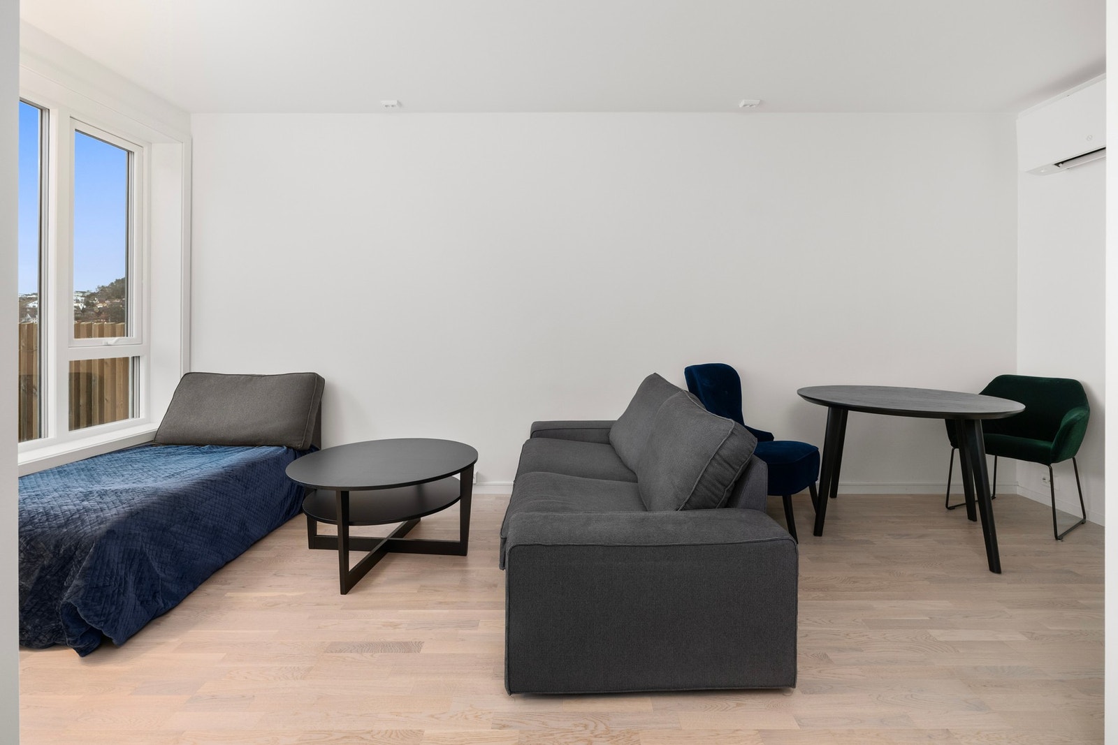 Stuens form gjør den enkel å møblere med både sofagruppe og spisebord Galleribilde