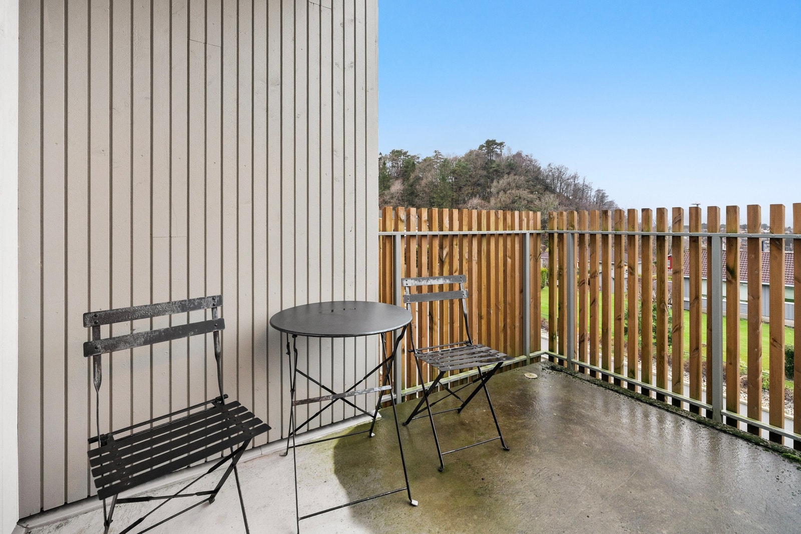 Fra stuen er det utgang til en nordvestvendt balkong med flotte solforhold. Galleribilde