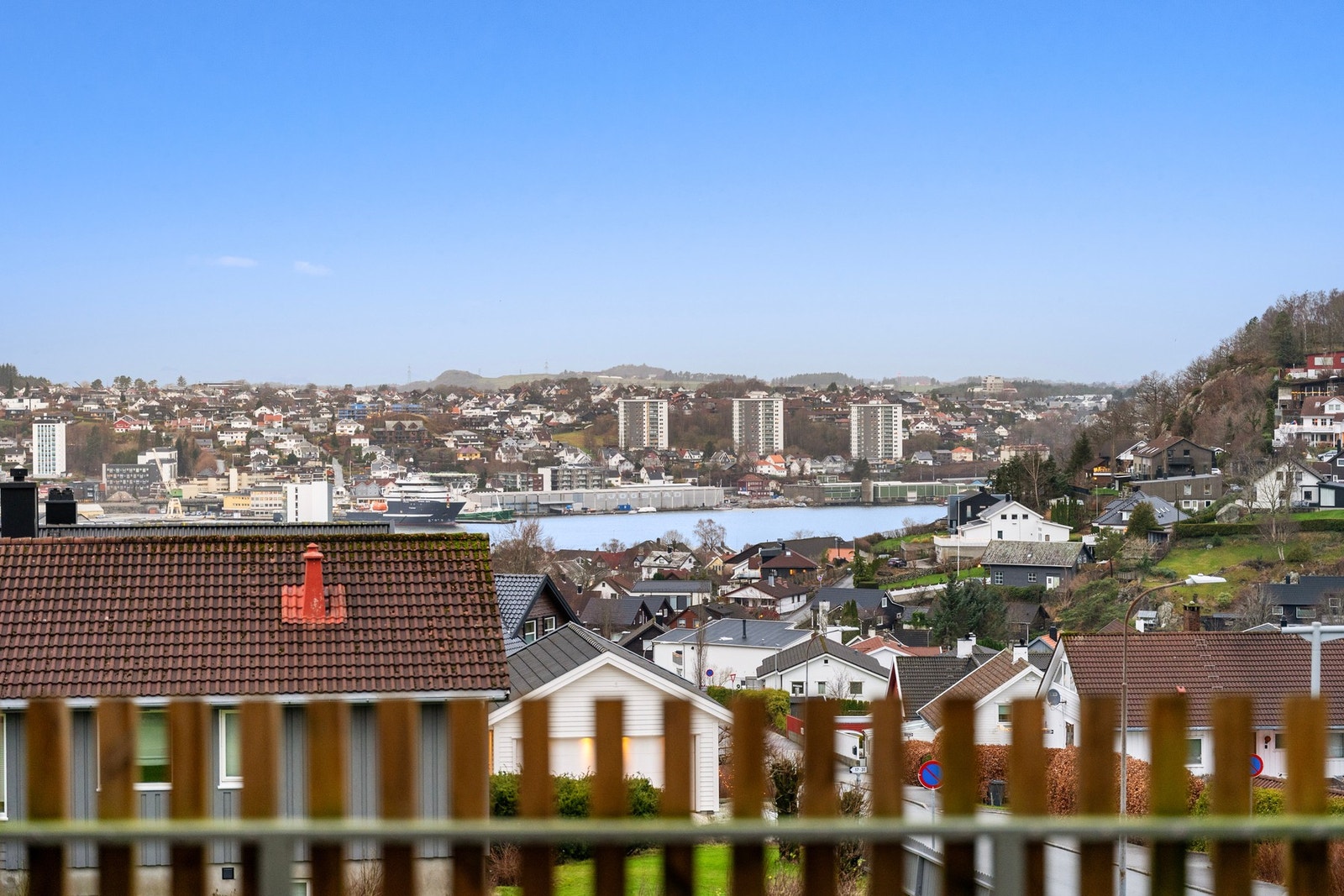 Svært gode solforhold på balkongen hvor solen går ned i horisonten Galleribilde