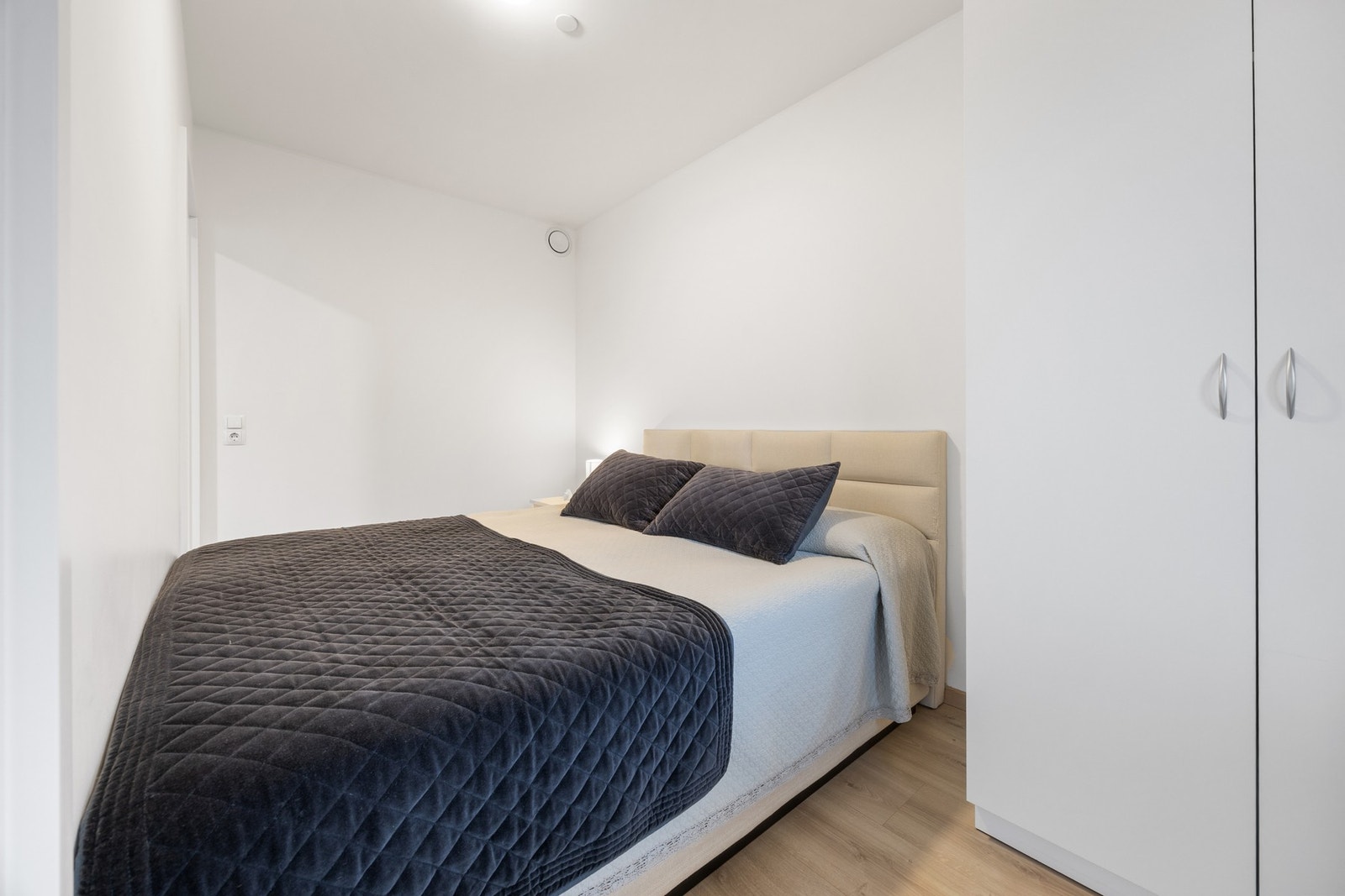 Hovedsoverommet har malte veggflater i tidsriktige fargevalg. Det er god avsatt plass til dobbeltseng med tilhørende nattbord på hver side, samt garderobeløsning etter ønske. Galleribilde