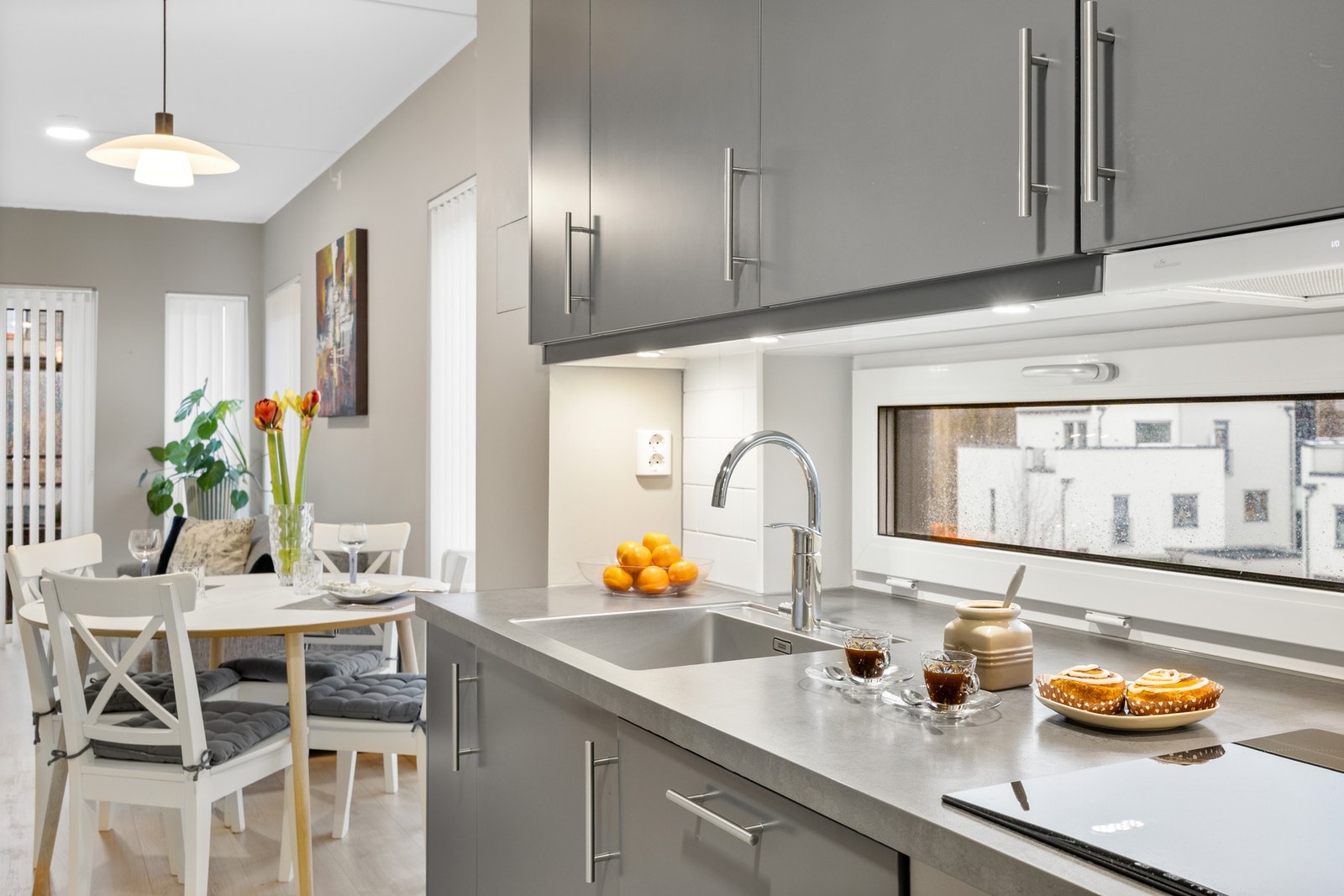 Det er fin avsatt plass til en hyggelig spisegruppe, hvor man kan tilbringe hyggelige stunder og måltider sammen med venner og familie. Galleribilde