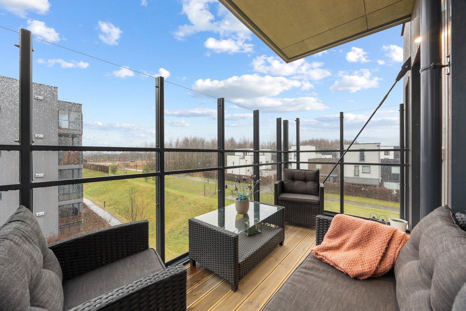 Fra stuen er det utgang til en vestvendt balkong på ca. 6 kvm, hvor man kan nyte late dager og sene kvelder i hyggelige omgivelser. Galleribilde
