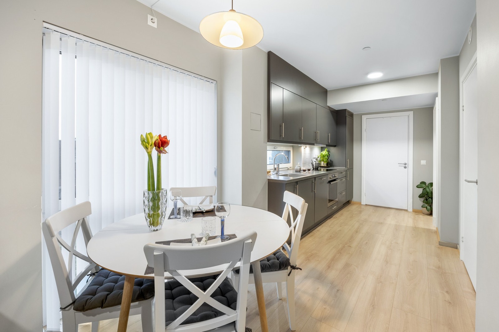 Leiligheten har en svært god internbeliggenhet i byggets 3. etasje og er plassert på enden, noe som gir en skjermet, rolig og ettertraktet plassering. Galleribilde