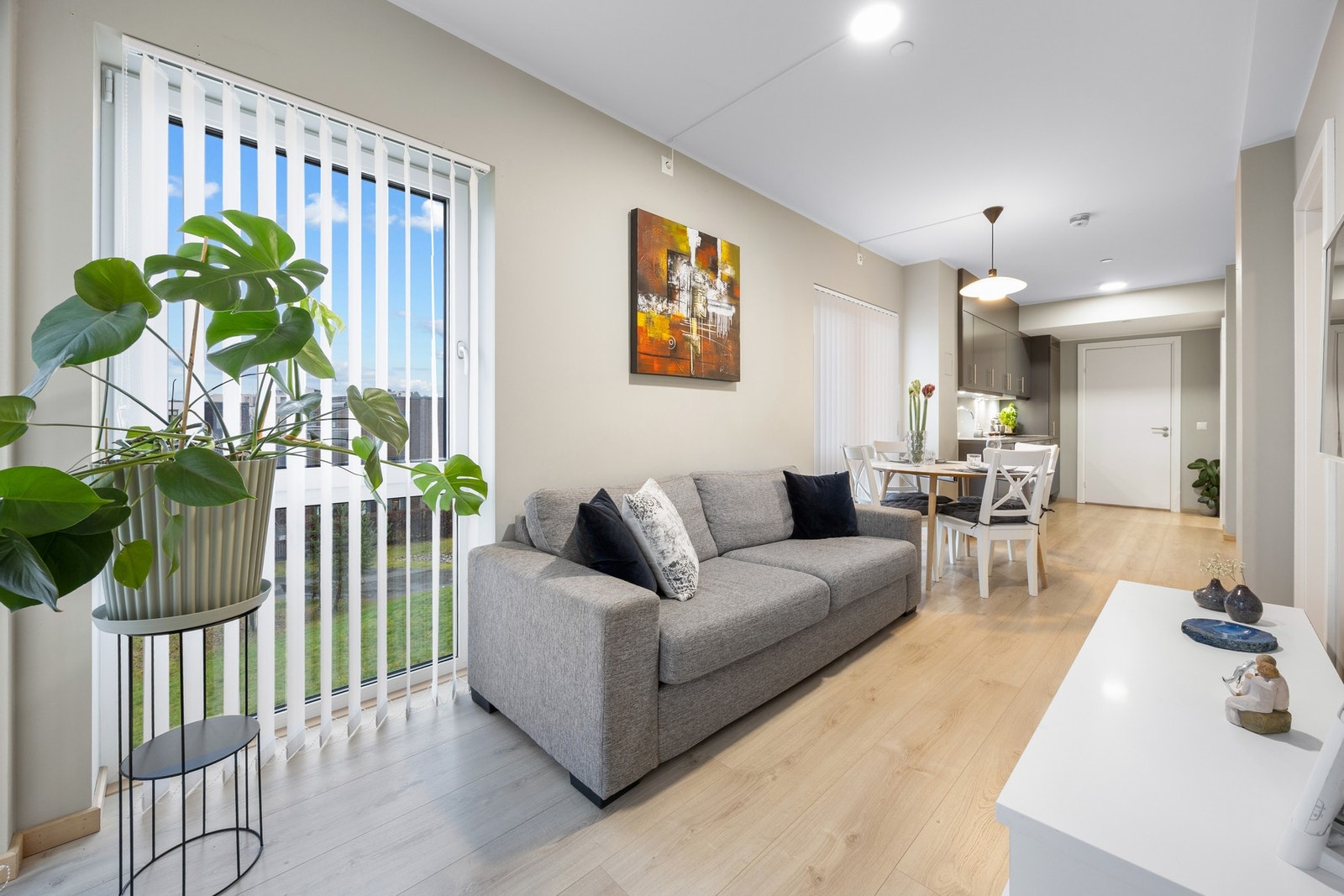 På gulvet er det lagt lyspigmentert parkett som strekker seg sømløst inn i de øvrige oppholdsrommene. Oppvarming via vannbåren gulvvarme. I stuen er det god plass til sofaløsning med tilhørende møblement. Rommet har uttak for bredbånd/kabel TV. Grunnpakke Galleribilde