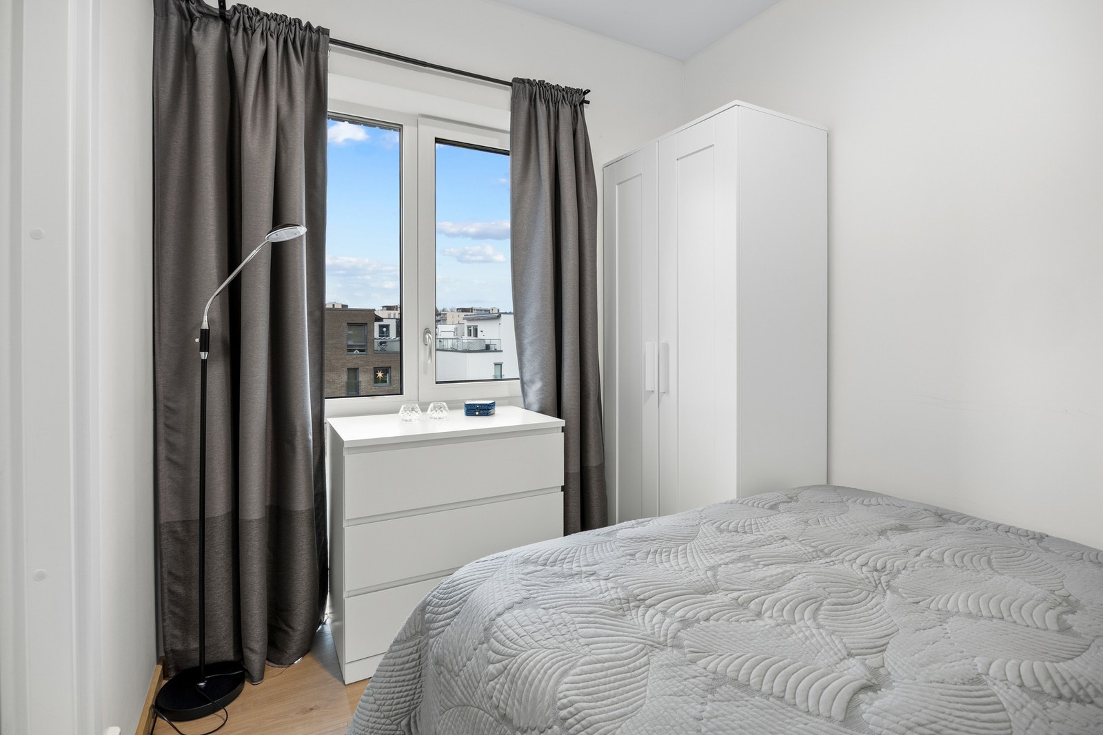 Det er fin avsatt plass til kommode- og garderobeløsninger. Galleribilde