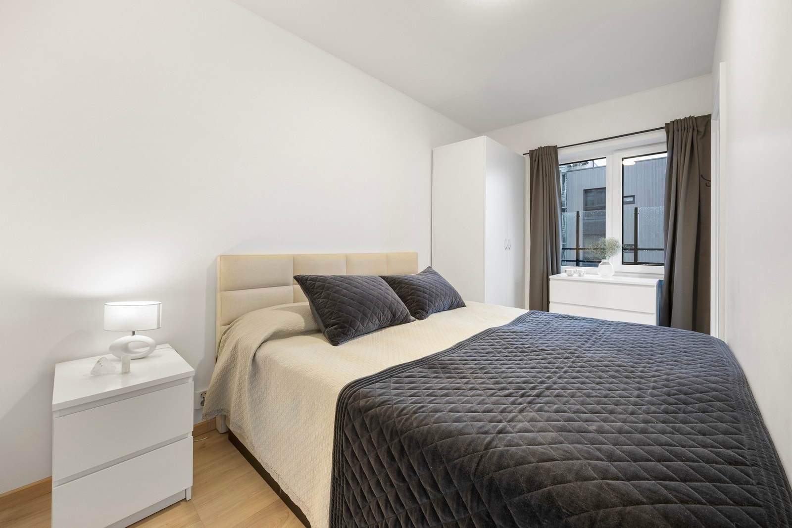 Leiligheten har to romslige og tiltalende soverom, av samme kvalitet og standard som resten av leiligheten. Galleribilde