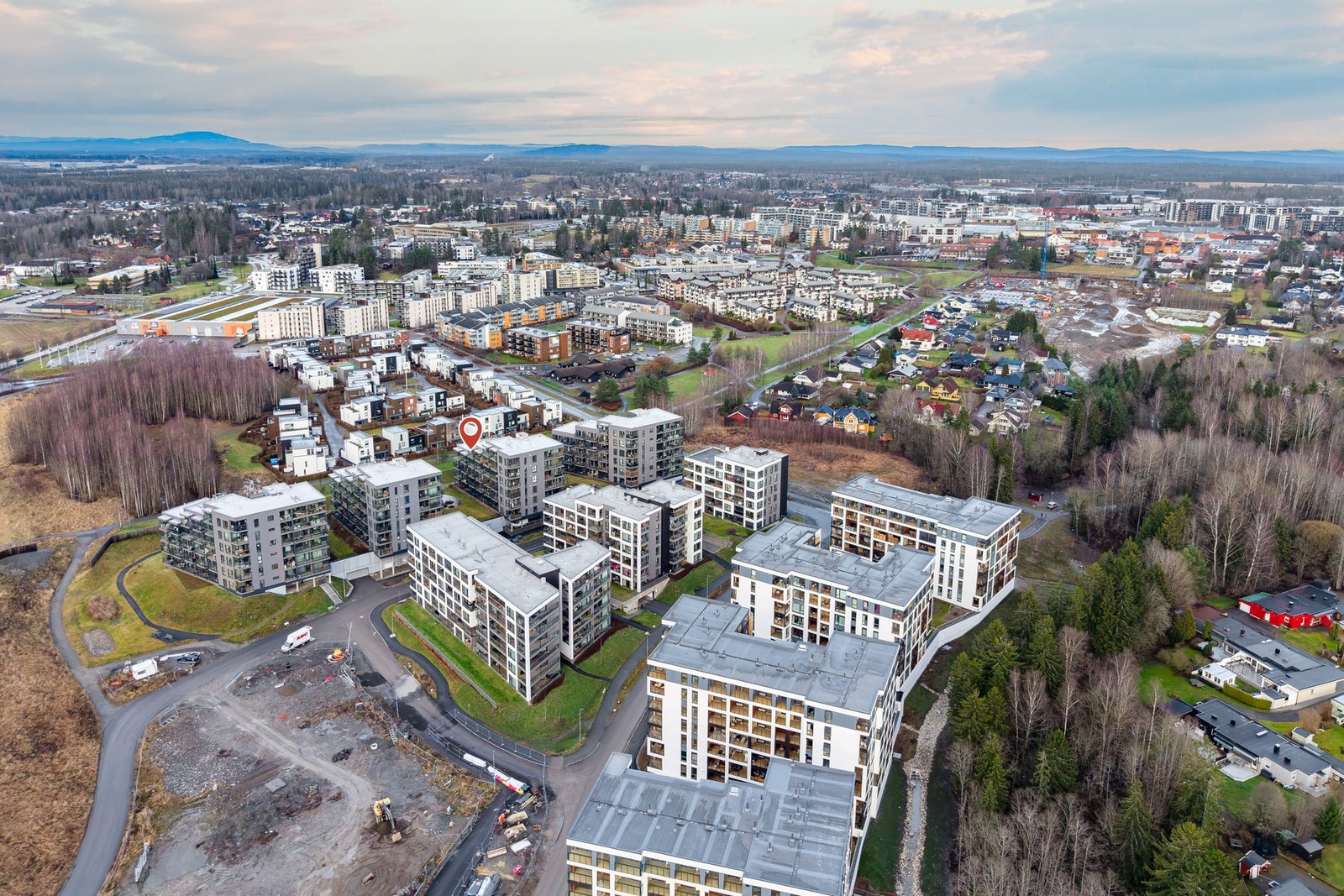 Vestbyen Jessheim fremstår som en helt ny og spennende bydel - Den nye byporten til Jessheim. Her vil du oppleve en god miks av ulike leilighetstyper, butikker og trivelige uteområder i årene som kommer. I Vestbyen er du omgitt av grønt på alle kanter. Sa Galleribilde