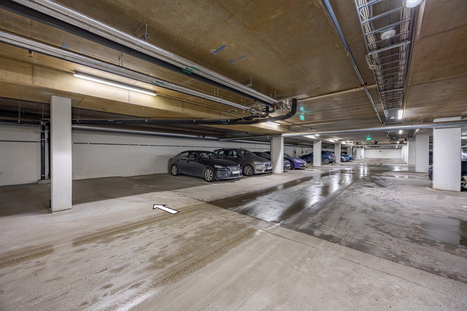 Leiligheten disponerer èn parkeringsplass (nr. 36) i felles garasjekjeller. Parkeringsplassen er en HC-plass. Dersom det oppstår behov for HC-plass til beboer med funksjonsnedsettelse, kan det medføre at parkeringsplassen omdisponeres. Galleribilde