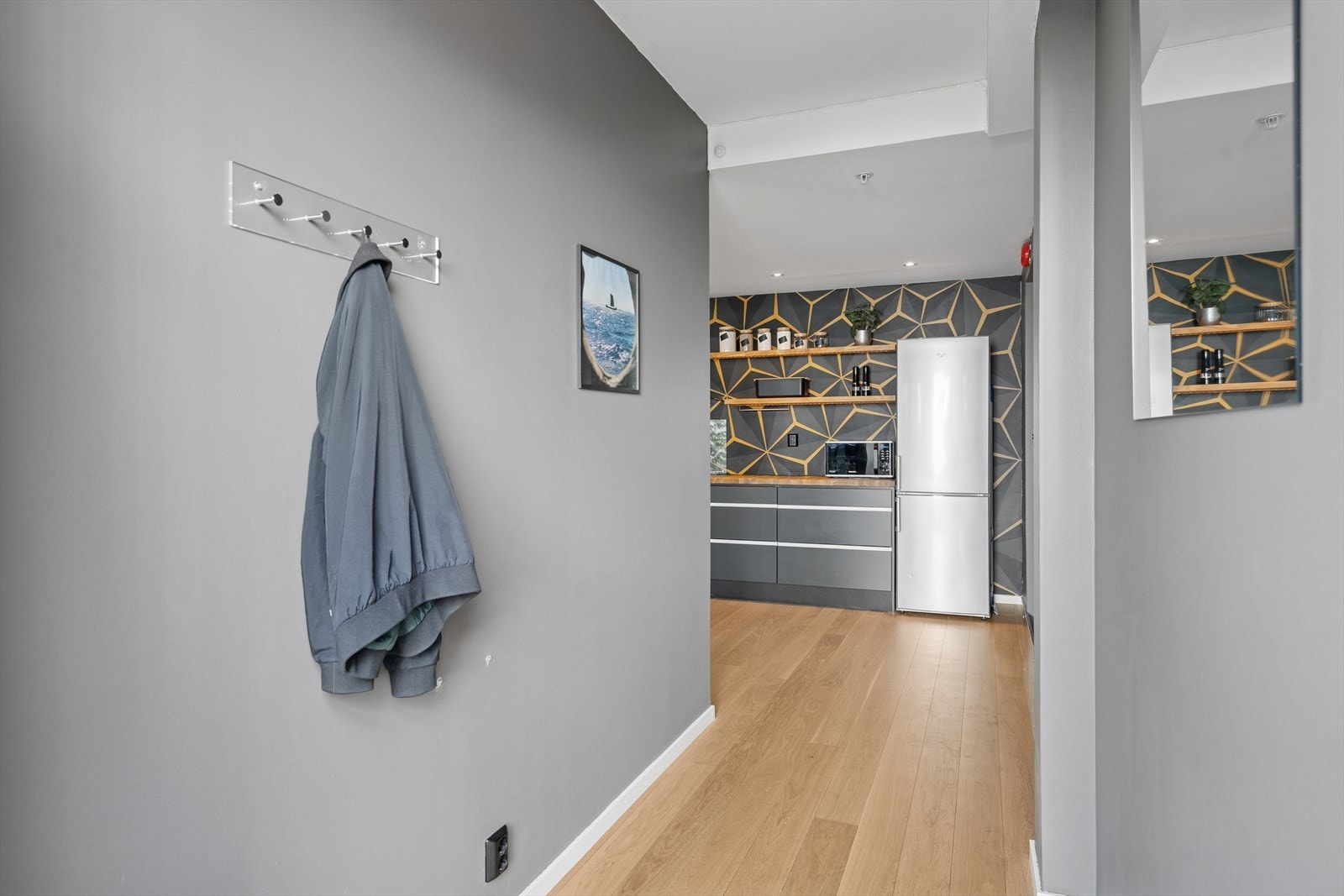 I gangen er det mulighet for både oppheng og plassering av skoskap Galleribilde