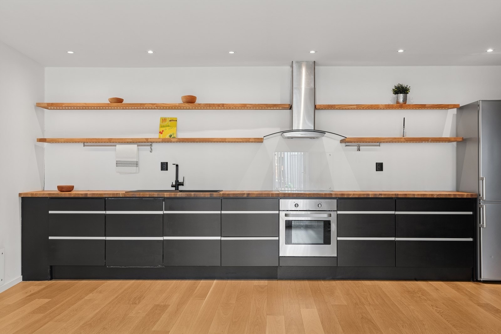 Innredningens utforming byr på godt med skap- og benkeplass Galleribilde