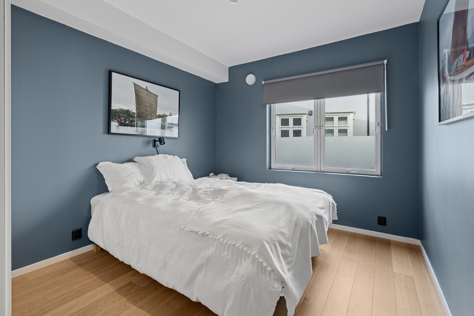 Her har du god plass til dobbeltseng, garderobeskap, nattbord - og alt du måtte trenge for å skape et komfortabelt og funksjonelt soverom Galleribilde