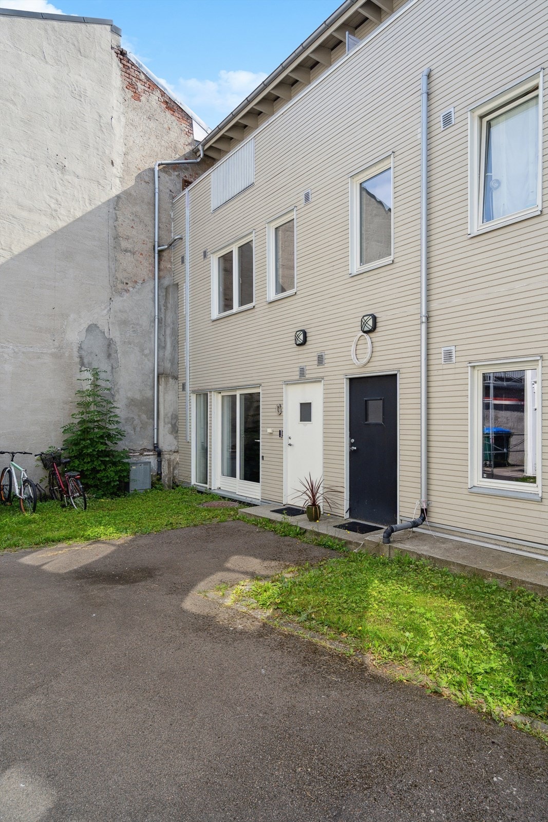 Leiligheten har inngang fra skjermet bakgård Galleribilde