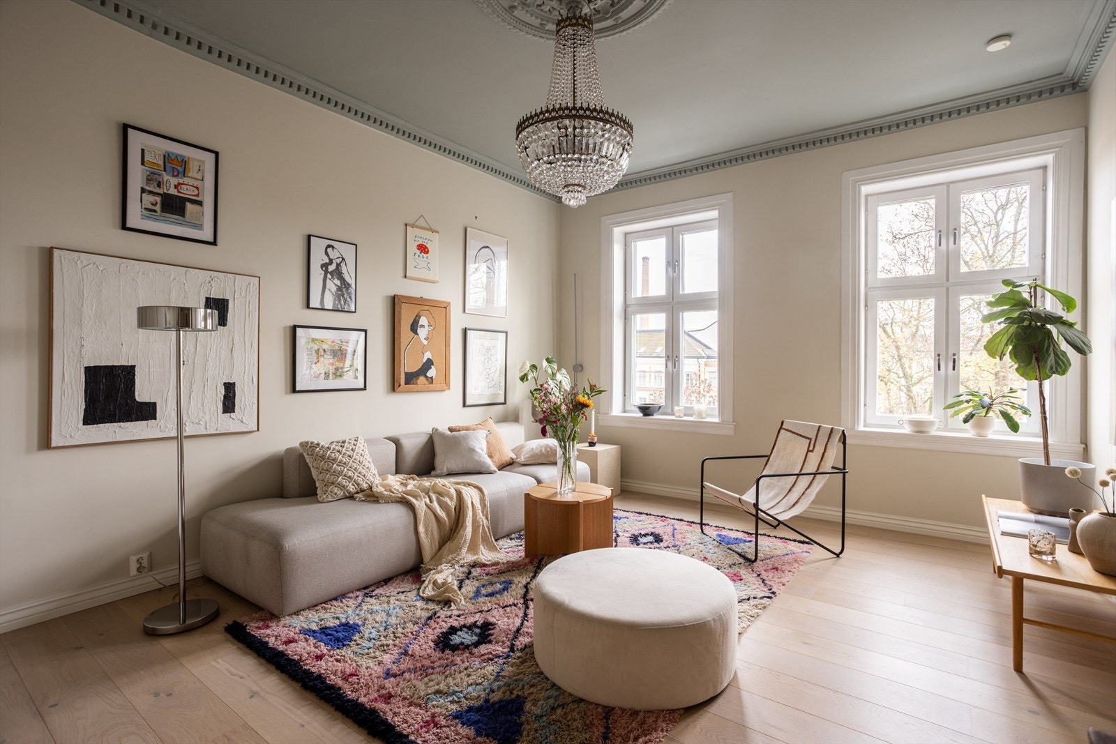 Lyst og trivelig, med store vindusflater og brede vinduskarmer Galleribilde