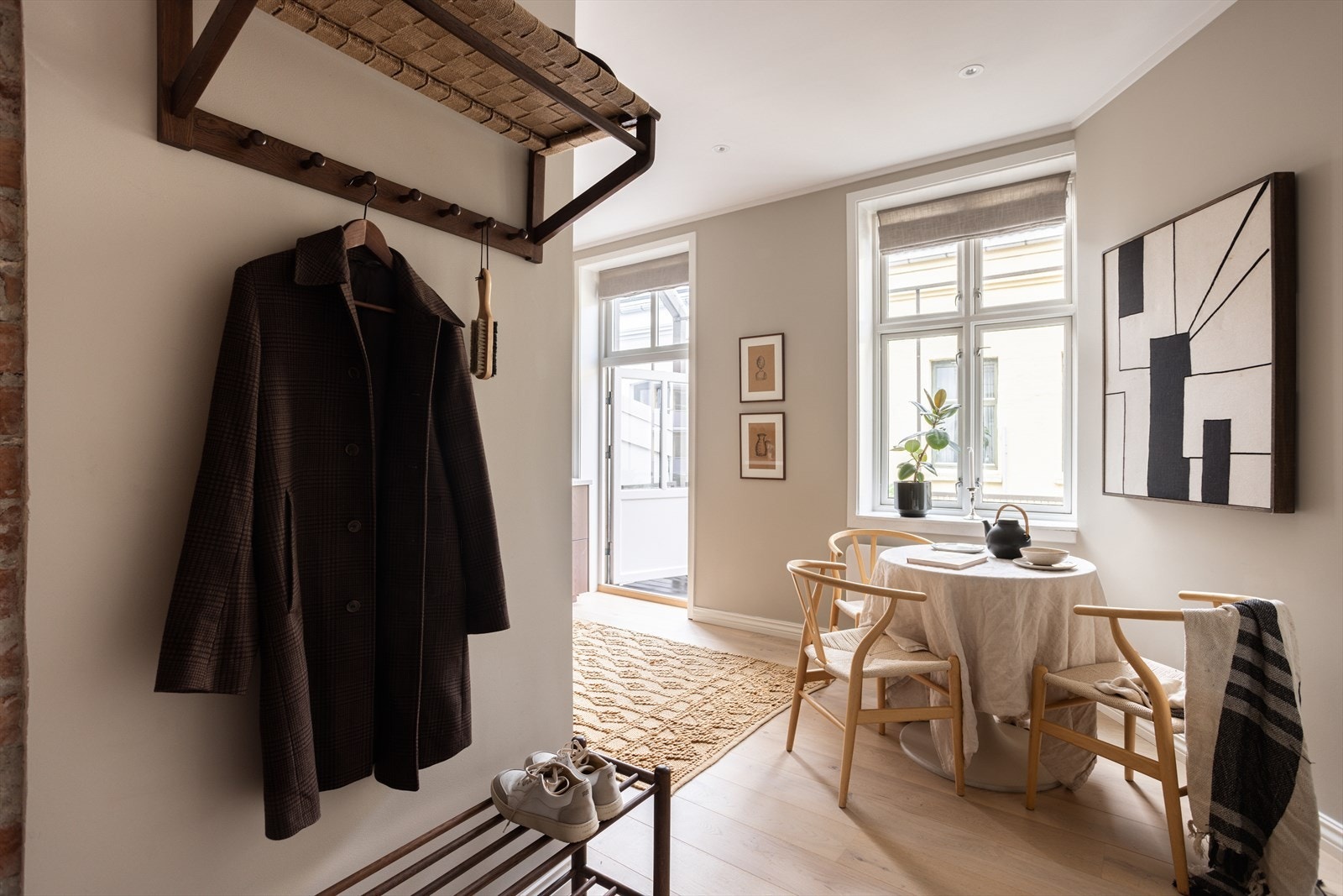 Nisje i entré med plass til oppheng av yttertøy Galleribilde