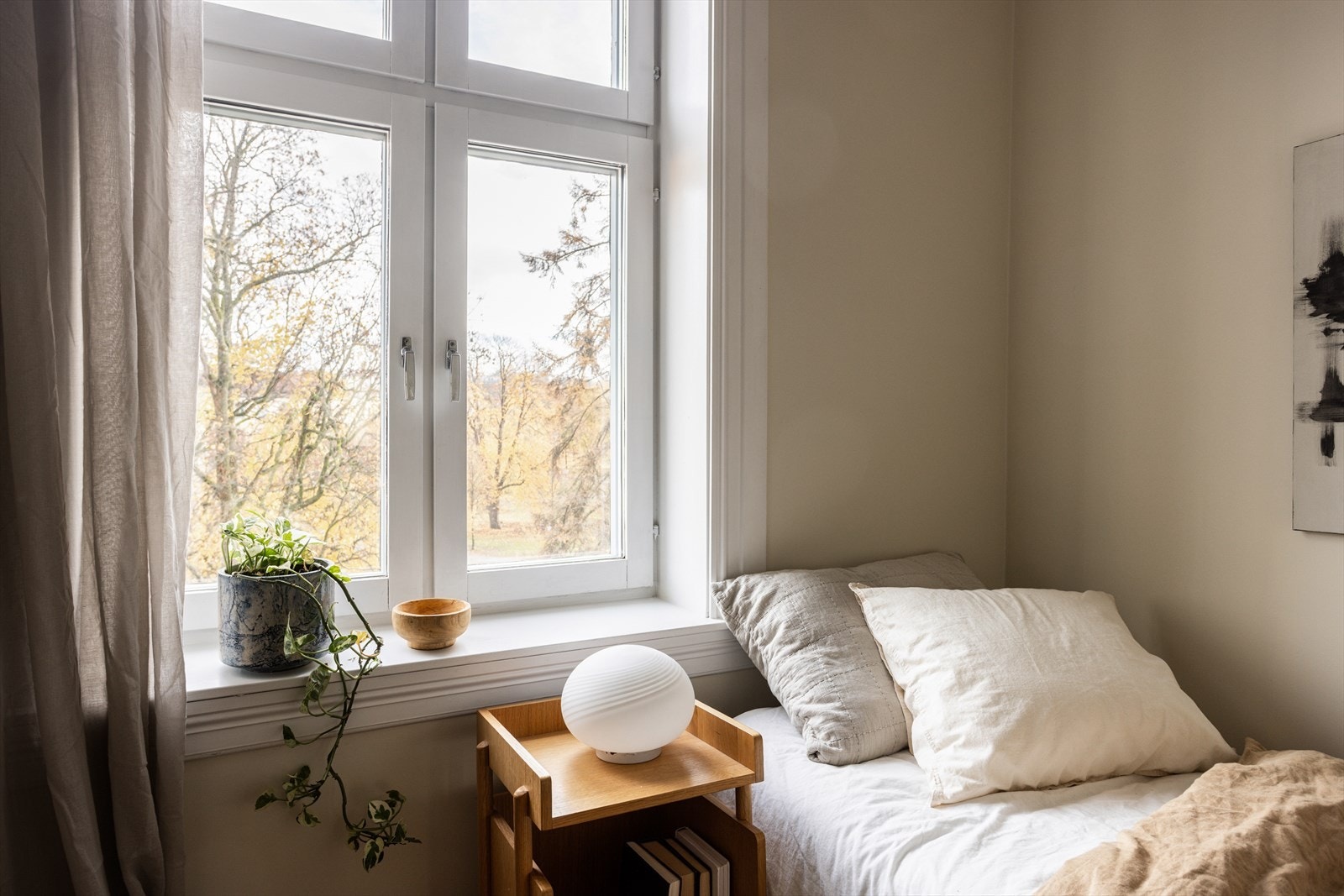 Soverommet ble malt i sin helhet med samme farge som i stua i 2025 Galleribilde