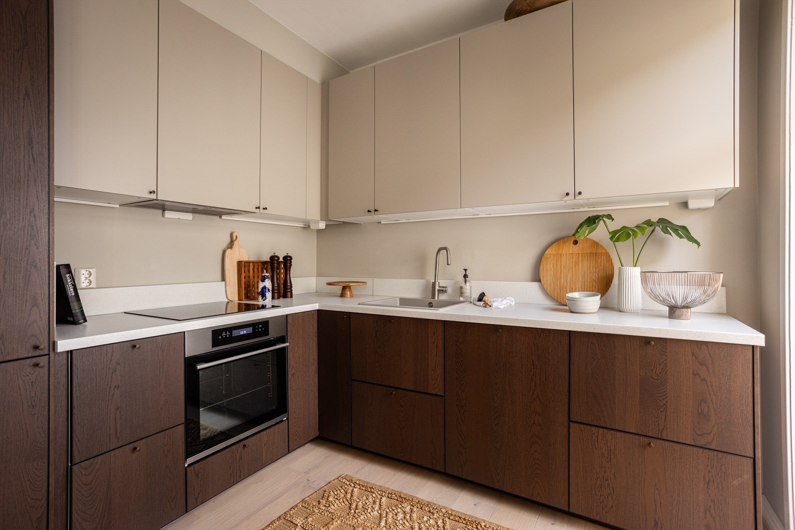 Lekkert kjøkken med innredning og hvitevarer fra 2023 Galleribilde