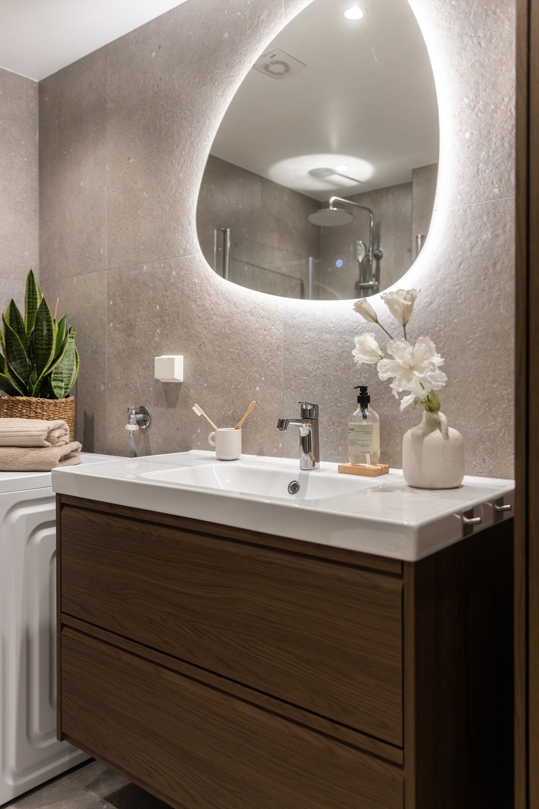 Badet ble oppgradert med nye fliser (flis på flis), ny membran, takspotter og innredning i 2025 Galleribilde