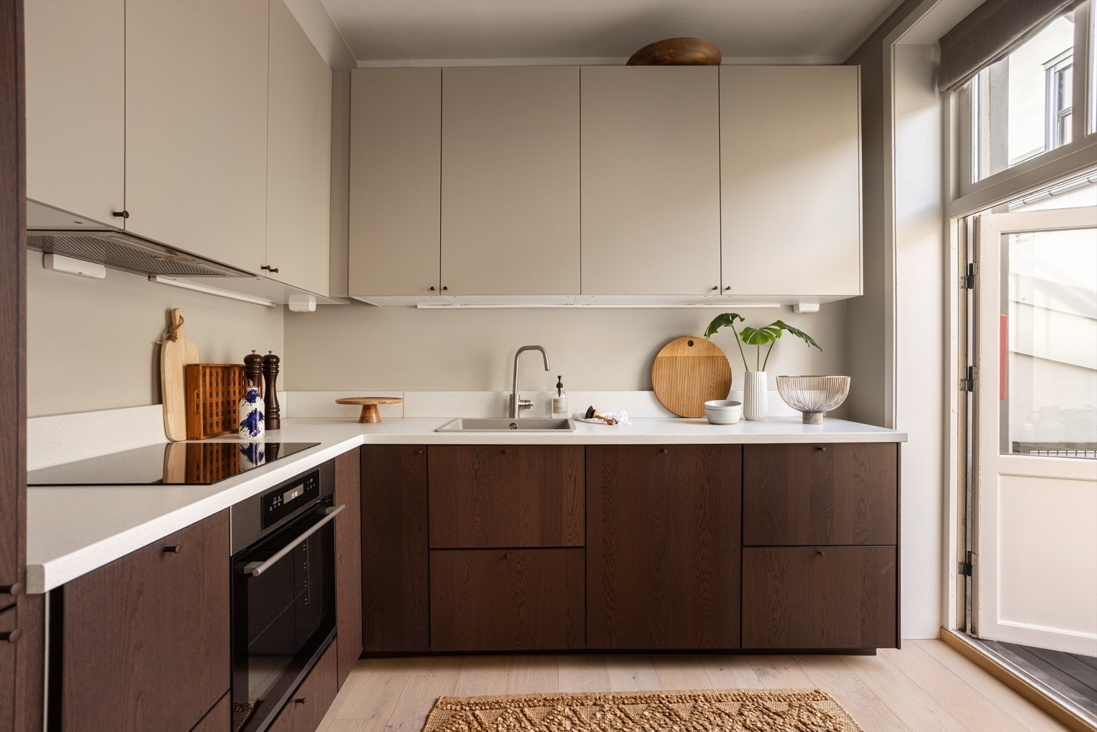 Fra kjøkkenet er det utgang ut til vestvendt balkong, deilig å kunne åpne balkongdøren på varme dager Galleribilde