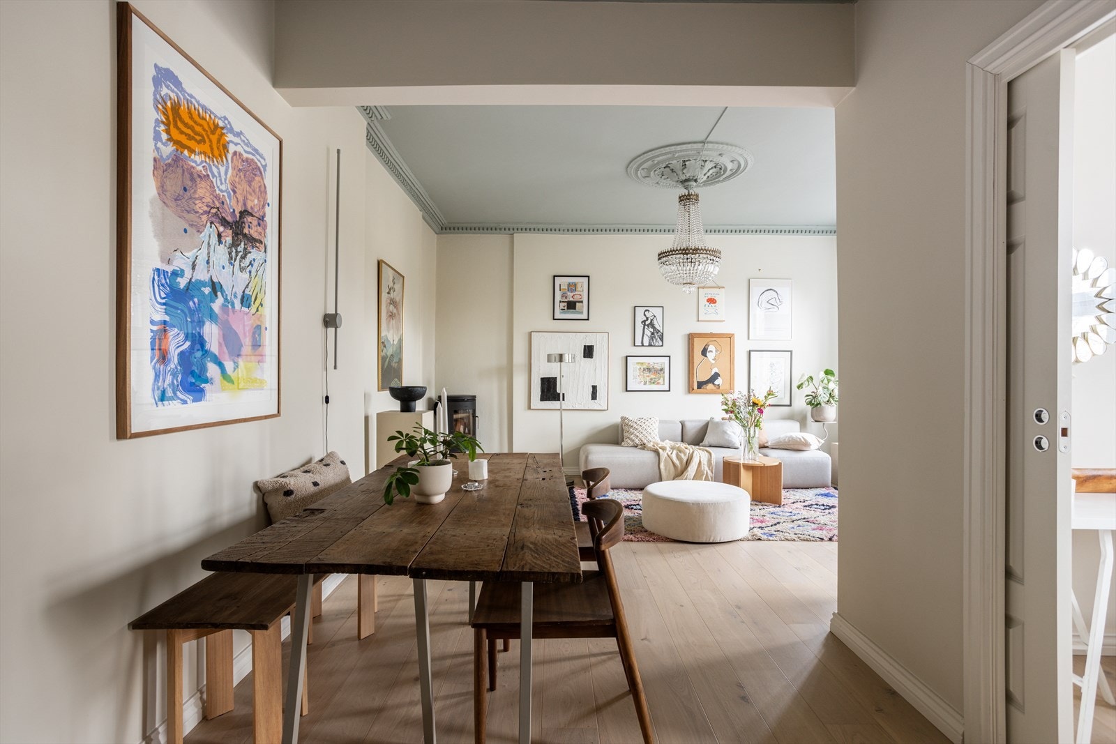 Plassering av både sofagruppe og spisebord tilrettelegger for sosiale sammenkomster Galleribilde