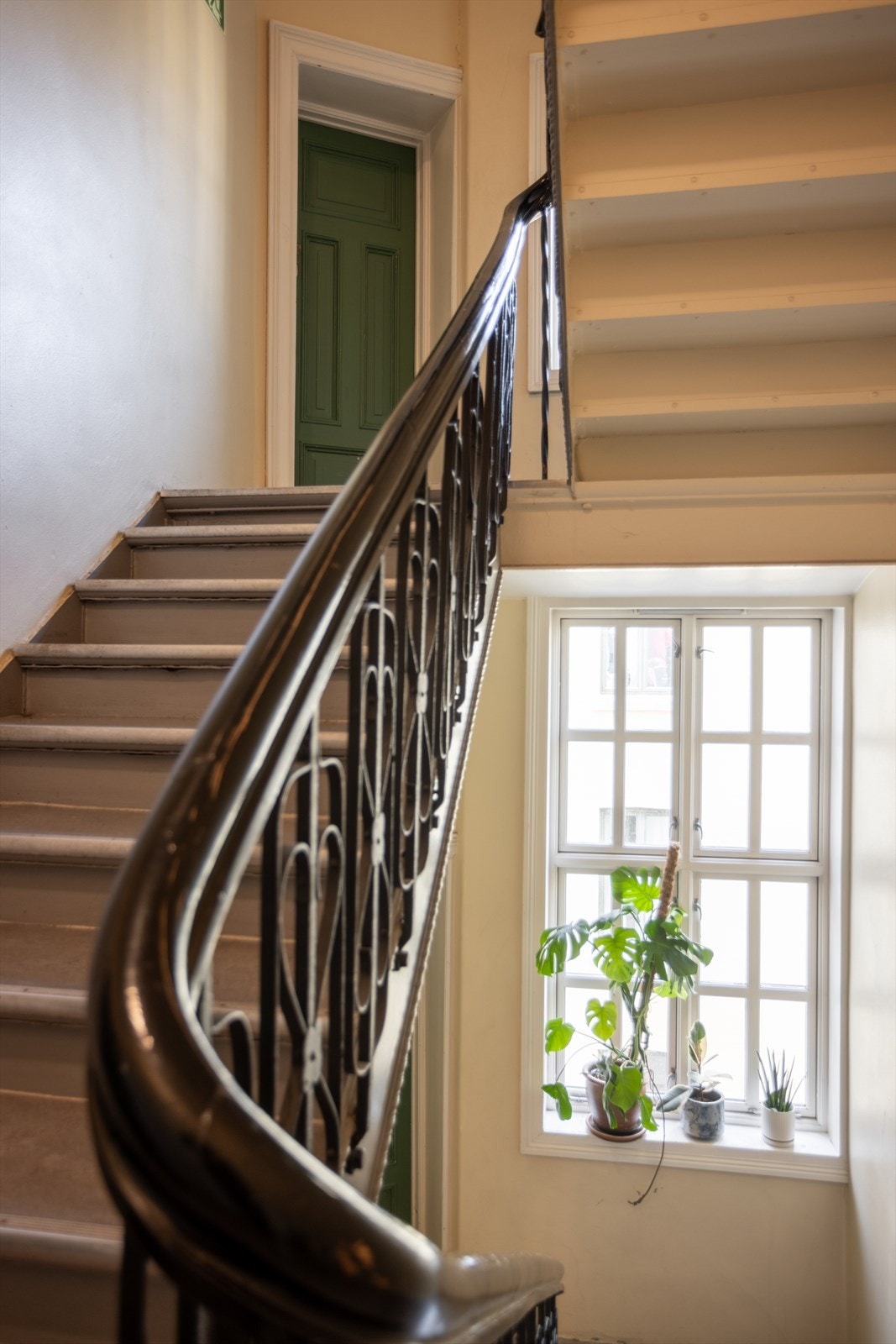 Trappeløp med store, fine vinduer ved hvert trapperepos Galleribilde