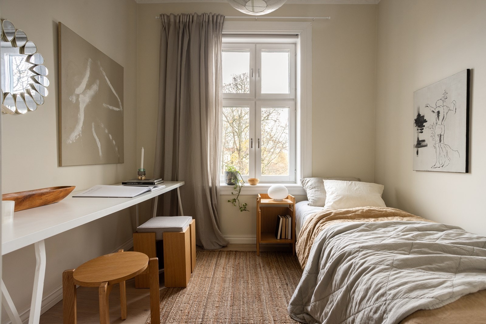 Ved etablering av ny vegg, ble det tatt kopi av stukkaturen og dette ble montert på begge sider av ny vegg. Galleribilde