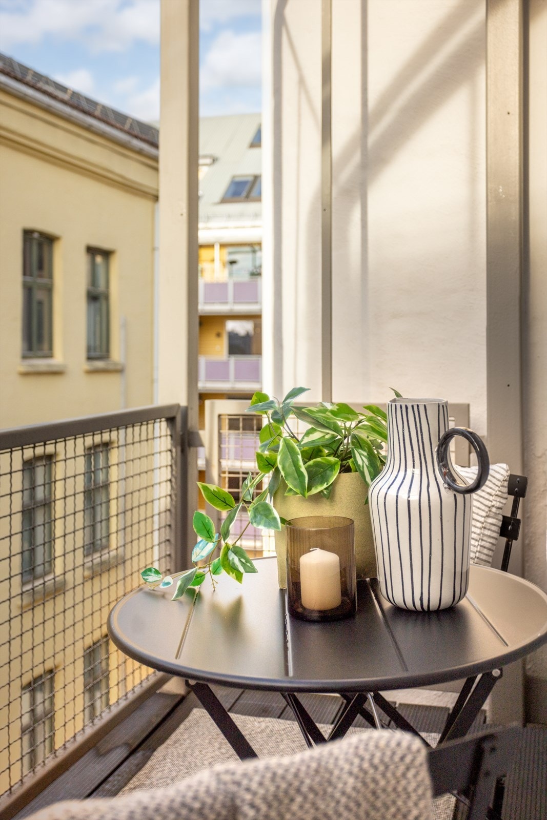 Vestvendt balkong (4 kvm.) som vender inn mot indre gård. Sol 13-19 sommerstid! Galleribilde