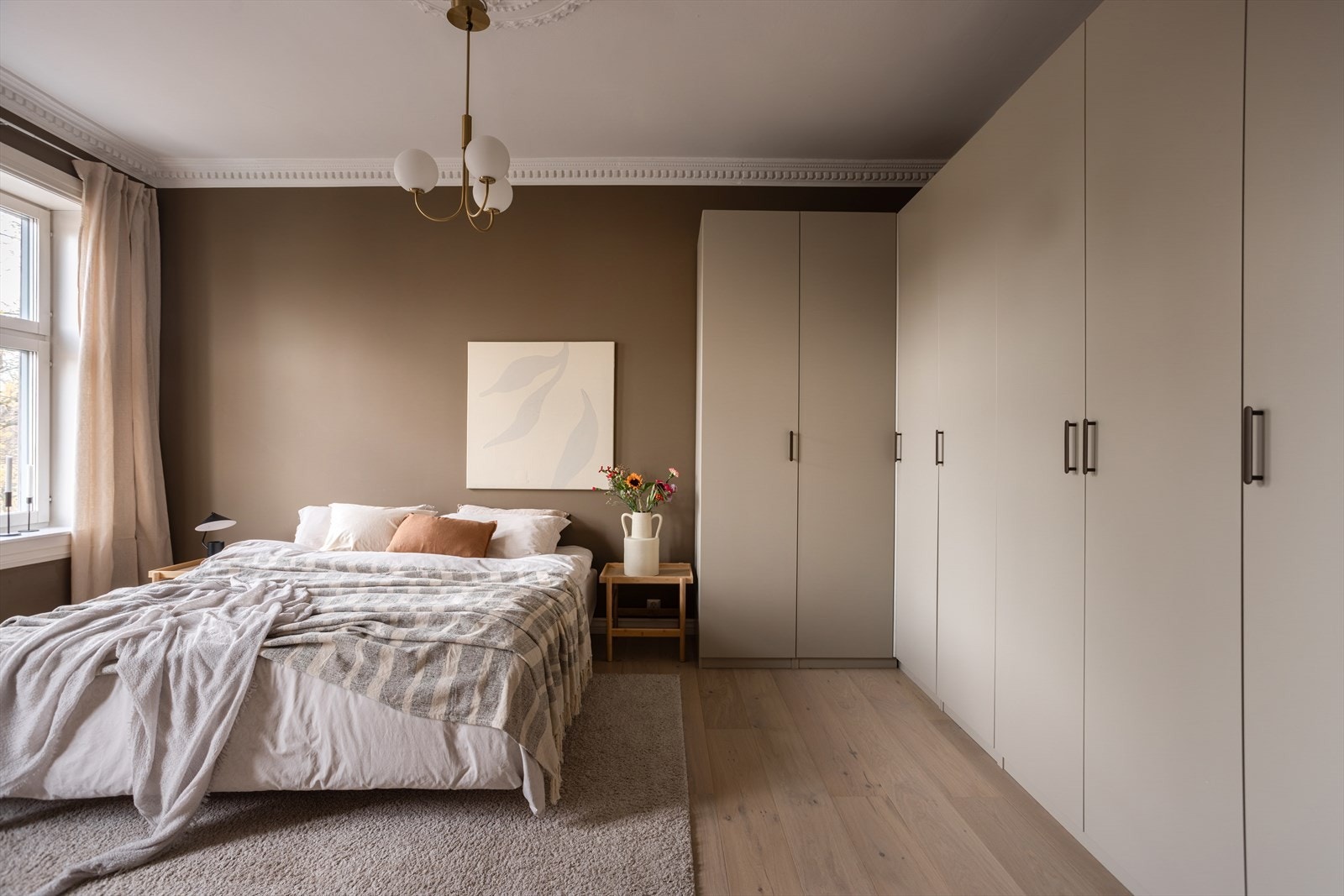 Pax garderobesystem langs veggen (2023) Galleribilde