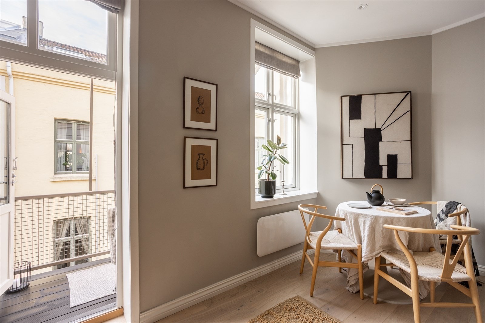 Inne på kjøkkenet er det god plass til spisemøblemet, valget blir: Spise inne? Spise ute på balkongen? Eller inne i spisestuen? Galleribilde