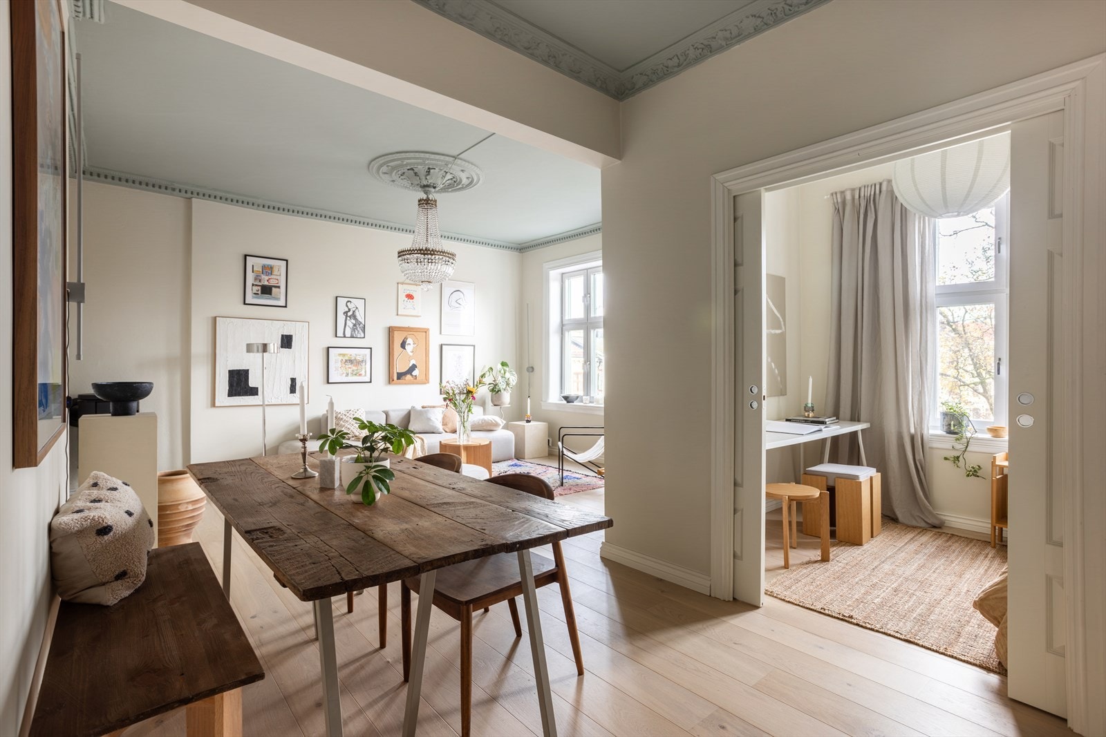 Soverom inn fra spisestuen med plass til dbl.seng. Merk praktisk skyvedør inn til rommet. Galleribilde