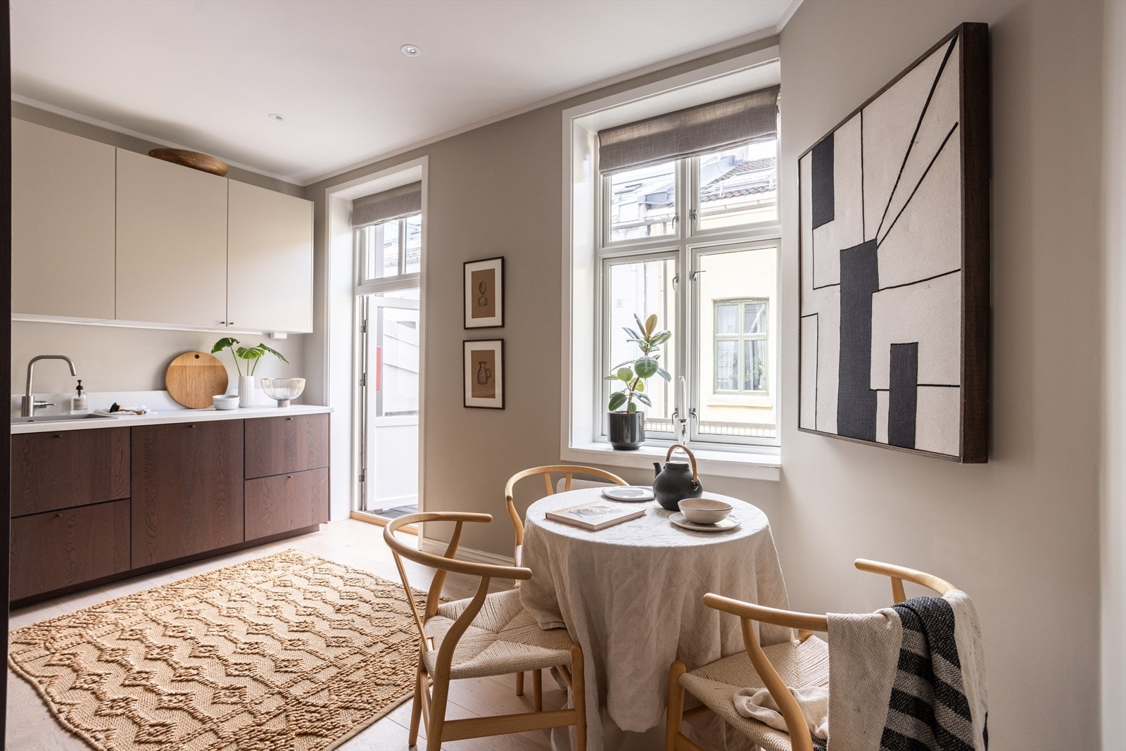 Lunt og pent kjøkken med malte, helsparklede vegger for en helhetlig finish (2023) Galleribilde