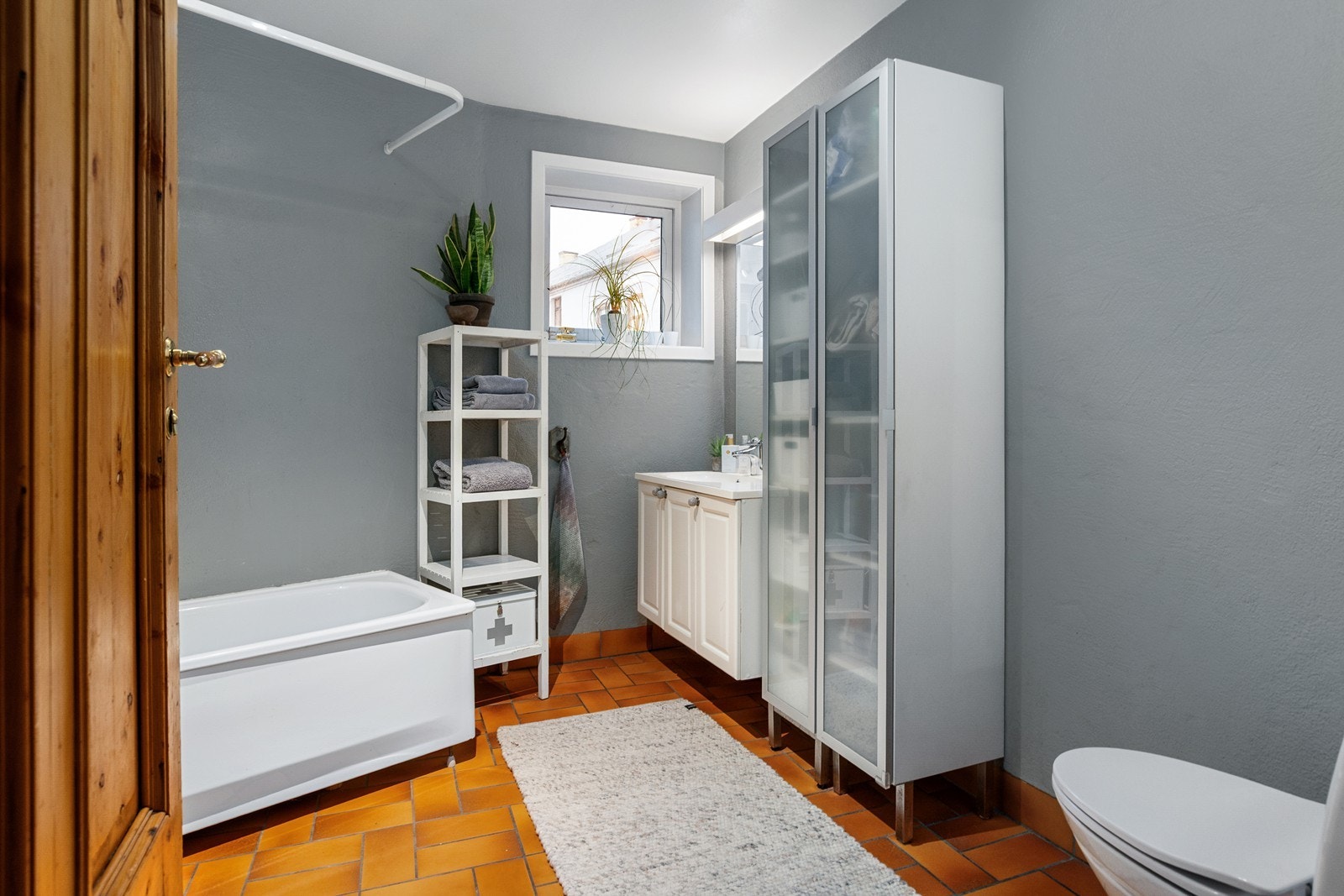 Badet er romslig, flislagt og har plass til badekar Galleribilde