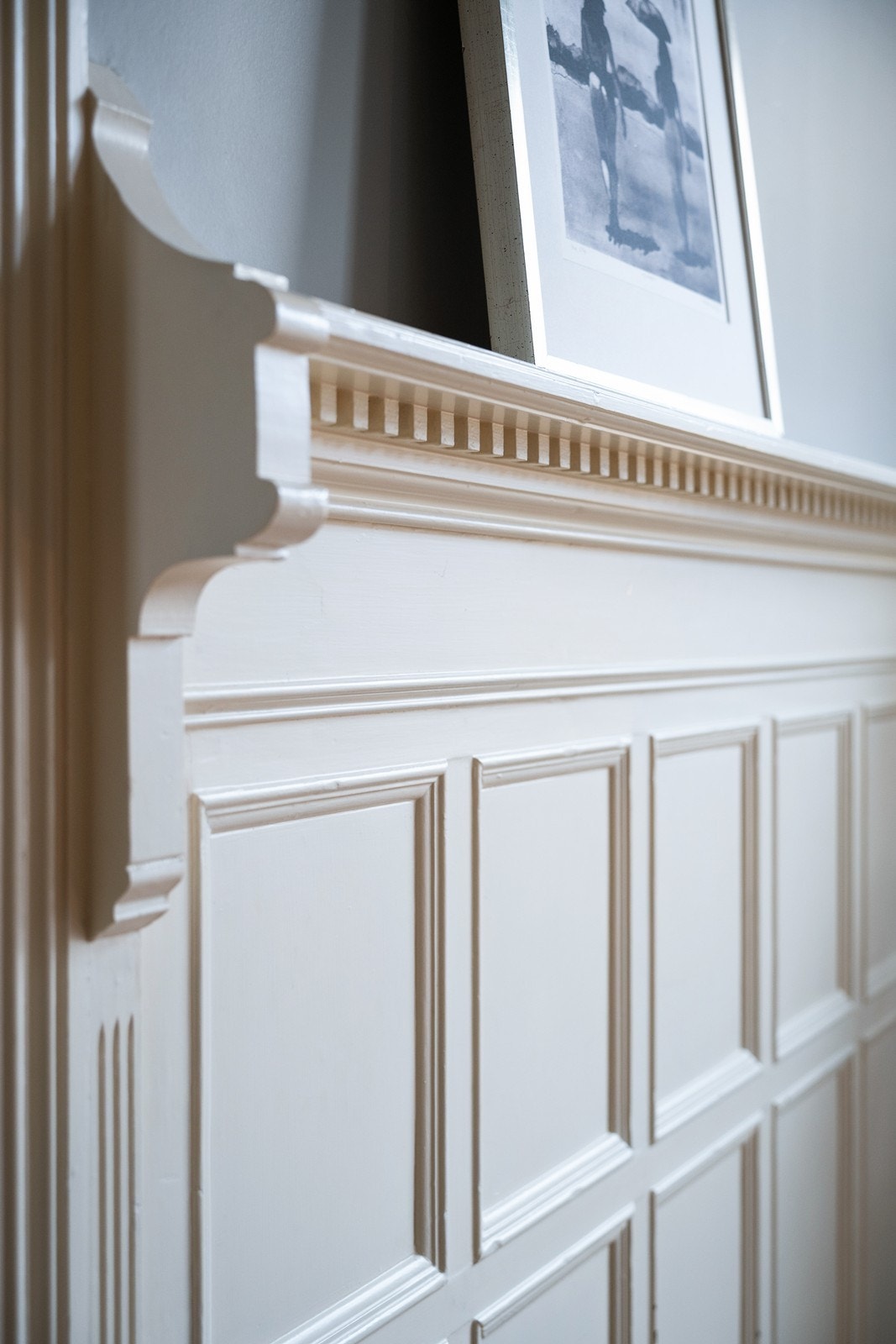 Leiligheten har klassiske detaljer som stukkatur, rosetter, brystninger, doble fløydører og en imponerende takhøyde på opptil 3,25 meter Galleribilde