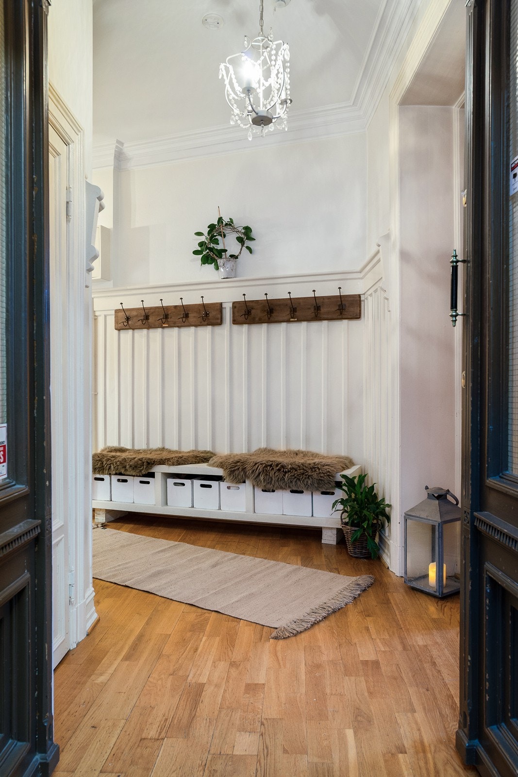 Det er god plass til å henge fra seg yttertøy og til å sette fra seg sko Galleribilde