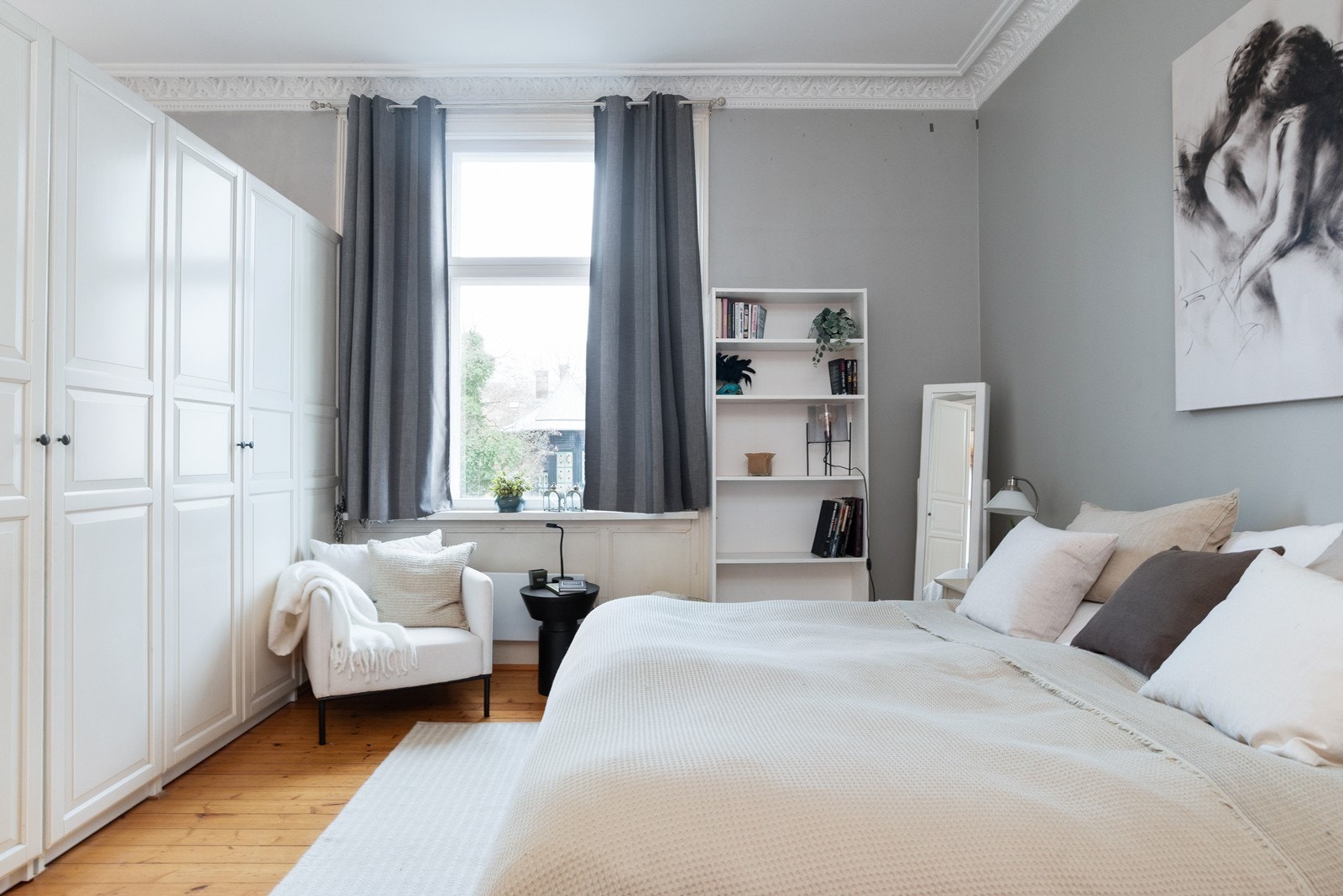 Det er god plass til dobbeltseng med tilhørende nattbord og garderobeinnredning Galleribilde