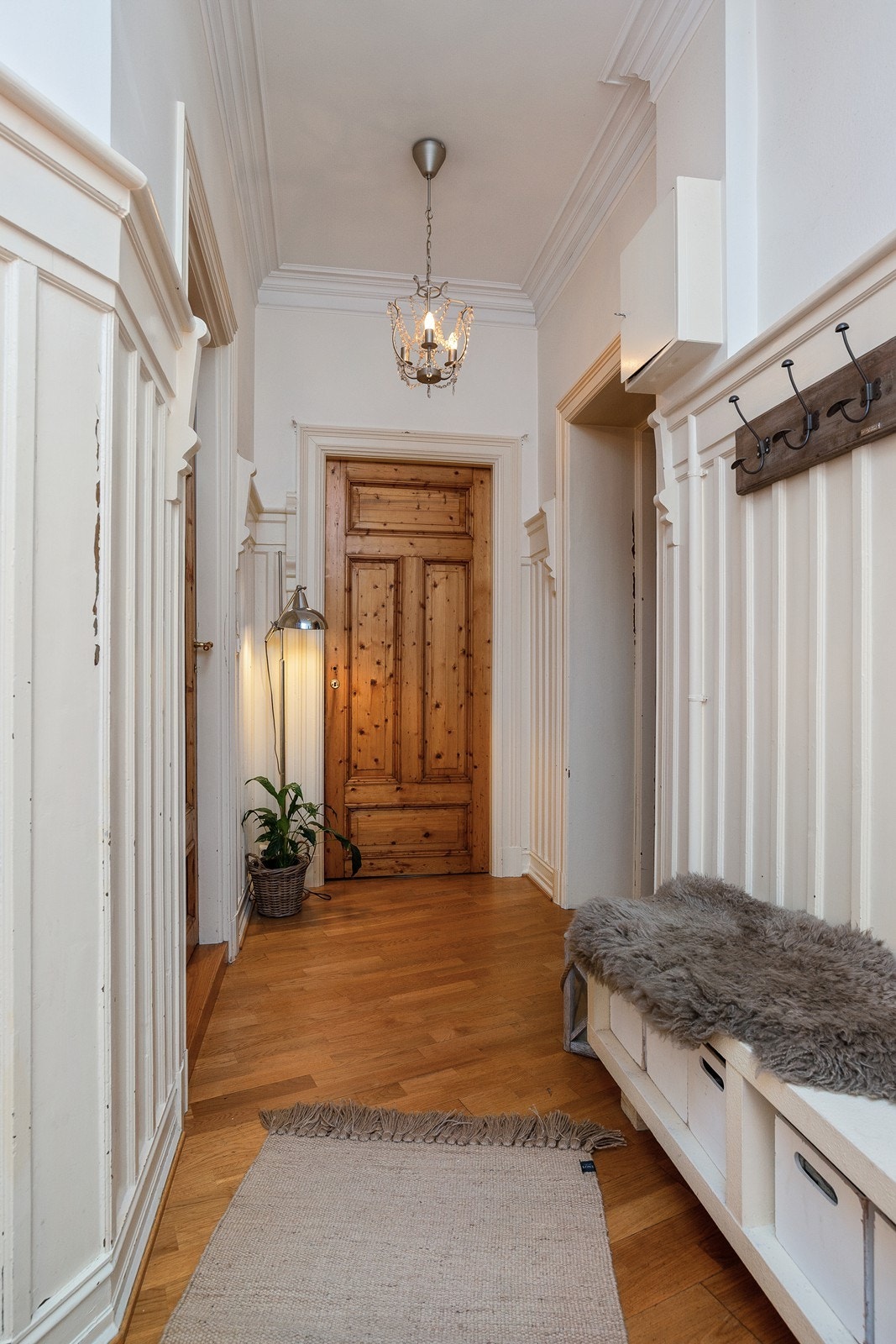 Entréen er innbydende og romslig, med en praktisk nisje/skapløsning som gir plass til oppbevaring av yttertøy og sko Galleribilde