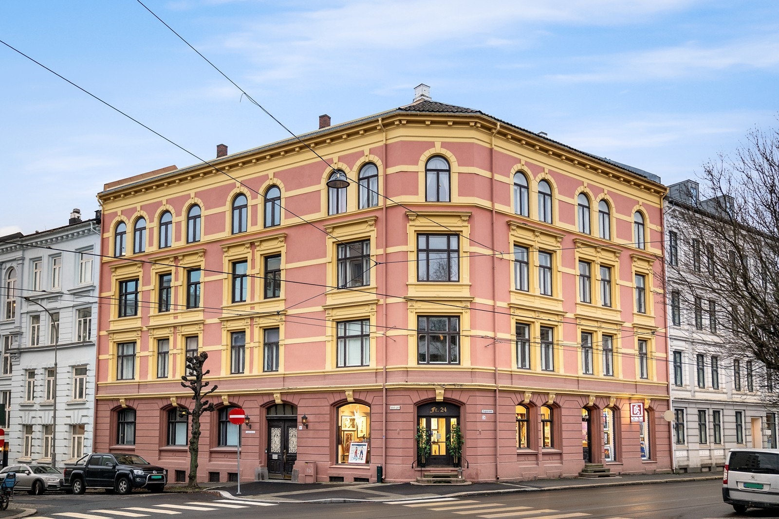 Beliggenheten gir kort vei til både Frogner, Solli plass, Skillebekk og Bygdøy allé, med sitt store utvalg av dagligvarebutikker, caféer, restauranter og spesialforretninger Galleribilde