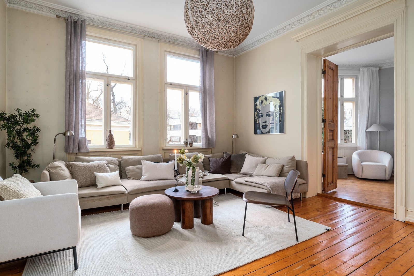 Leiligheten er gjennomgående, har flere rom på rad, og en fleksibel planløsning med flere innredningsmuligheter - Store vindusflater slipper inn rikelig med dagslys og gir en behagelig atmosfære Galleribilde