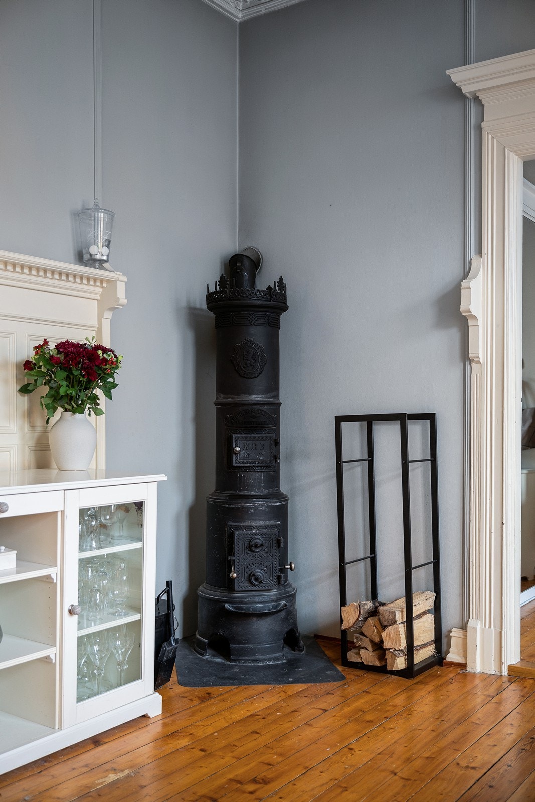 I spisestuen står en klassisk vedovn som gir lun varme på kalde høst- og vinterkvelder Galleribilde