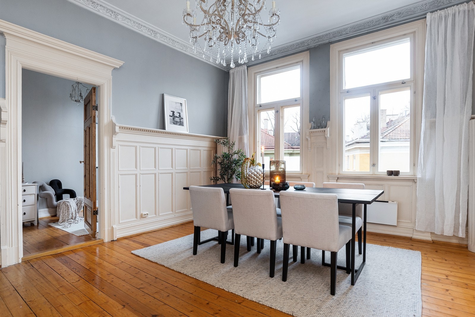 Med et areal på hele 124 m² og fire rom på rad, har boligen en svært god og tradisjonell planløsning med store og luftige rom Galleribilde