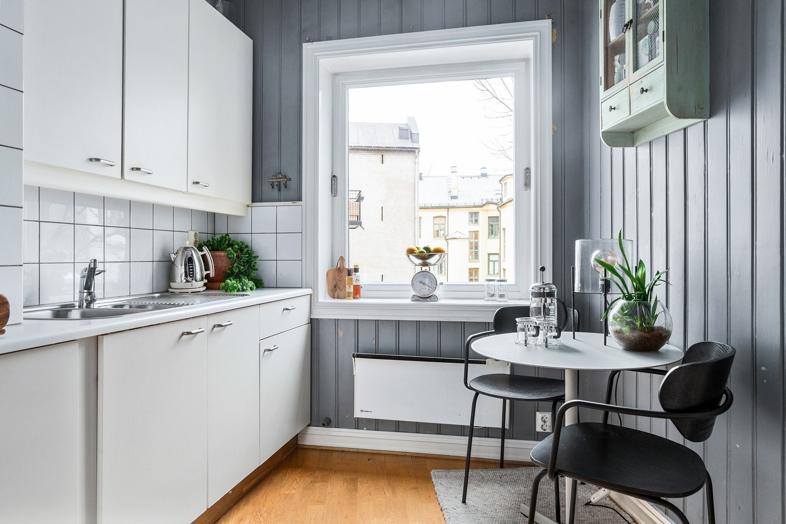 Kjøkkeninnredning med glatte fronter - Laminat benkeplate med nedfelt kum i rustfritt stål Galleribilde