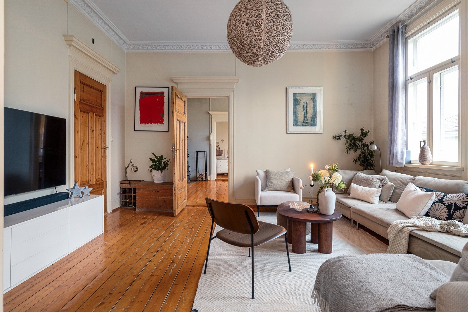 Leiligheten ligger i byggets 3. etasje og byr på mange av de klassiske kvalitetene man forbinder med en ekte Frognerleilighet Galleribilde