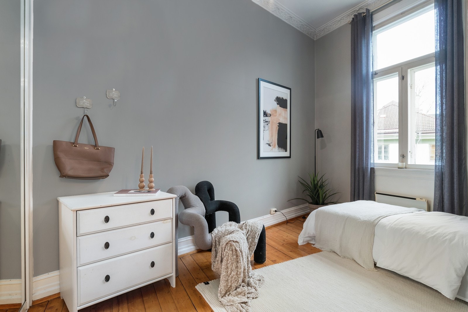 Soverommet har plass til dobbeltseng, nattbord og garderobeskap Galleribilde