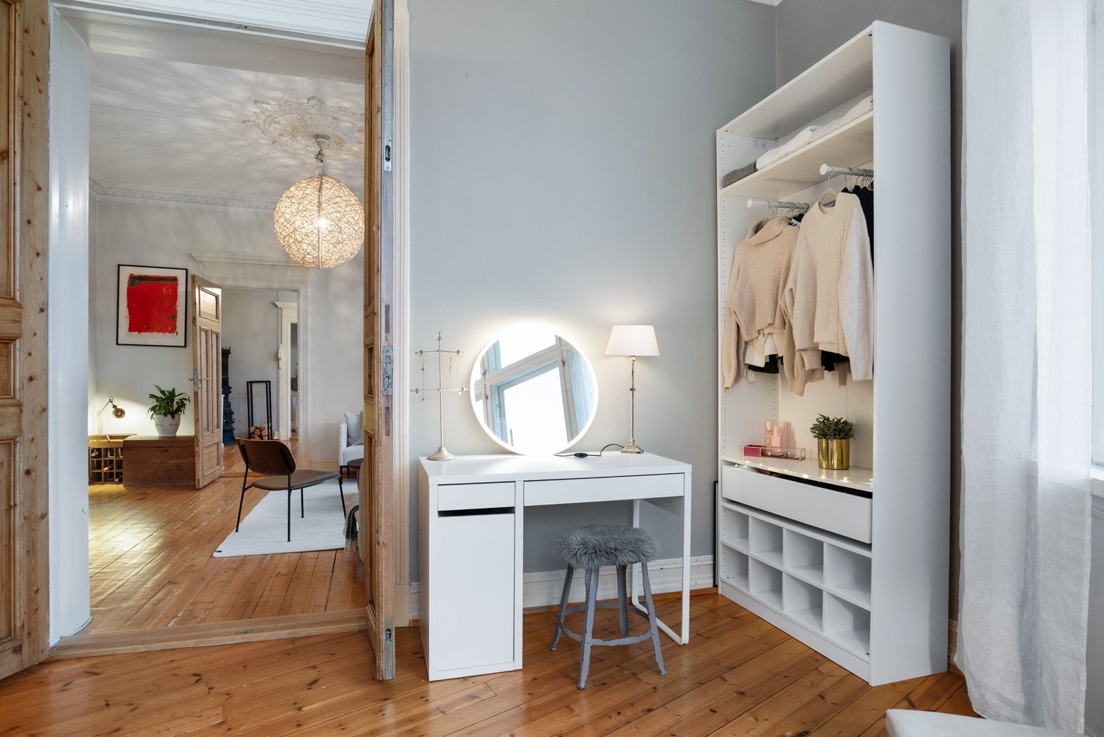 God plass til skrivebord og klesskap Galleribilde