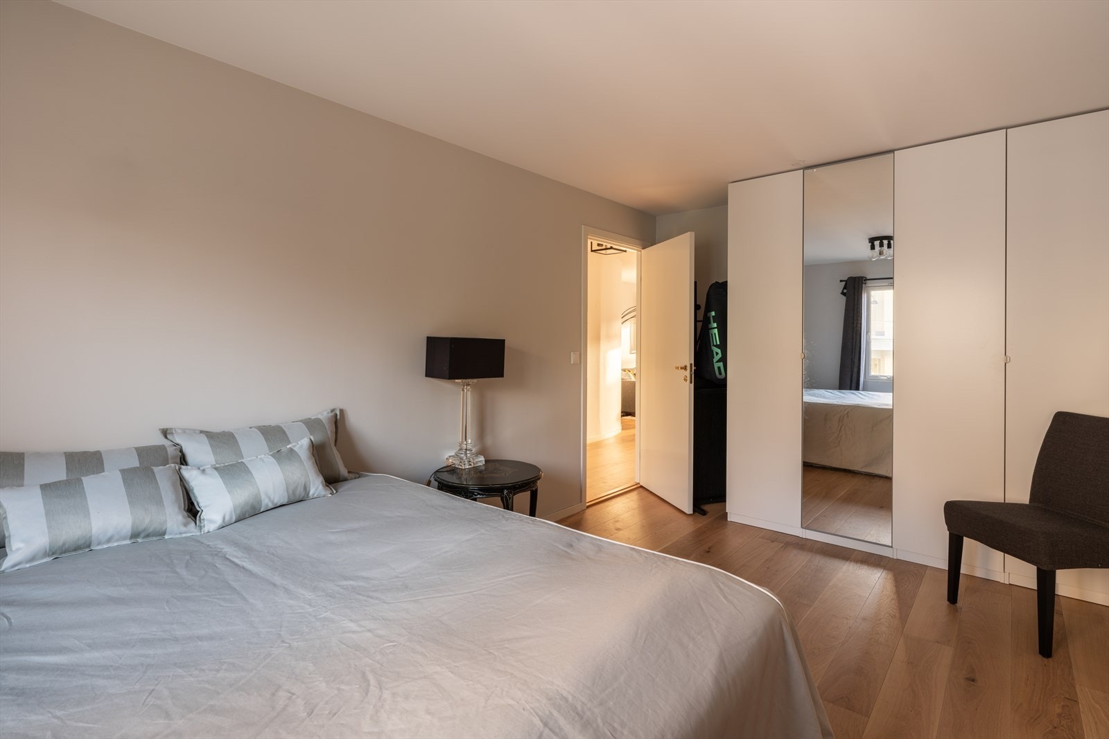 Soverommet har god plass til garderobe som gir rikelig med oppbevaringsplass Galleribilde