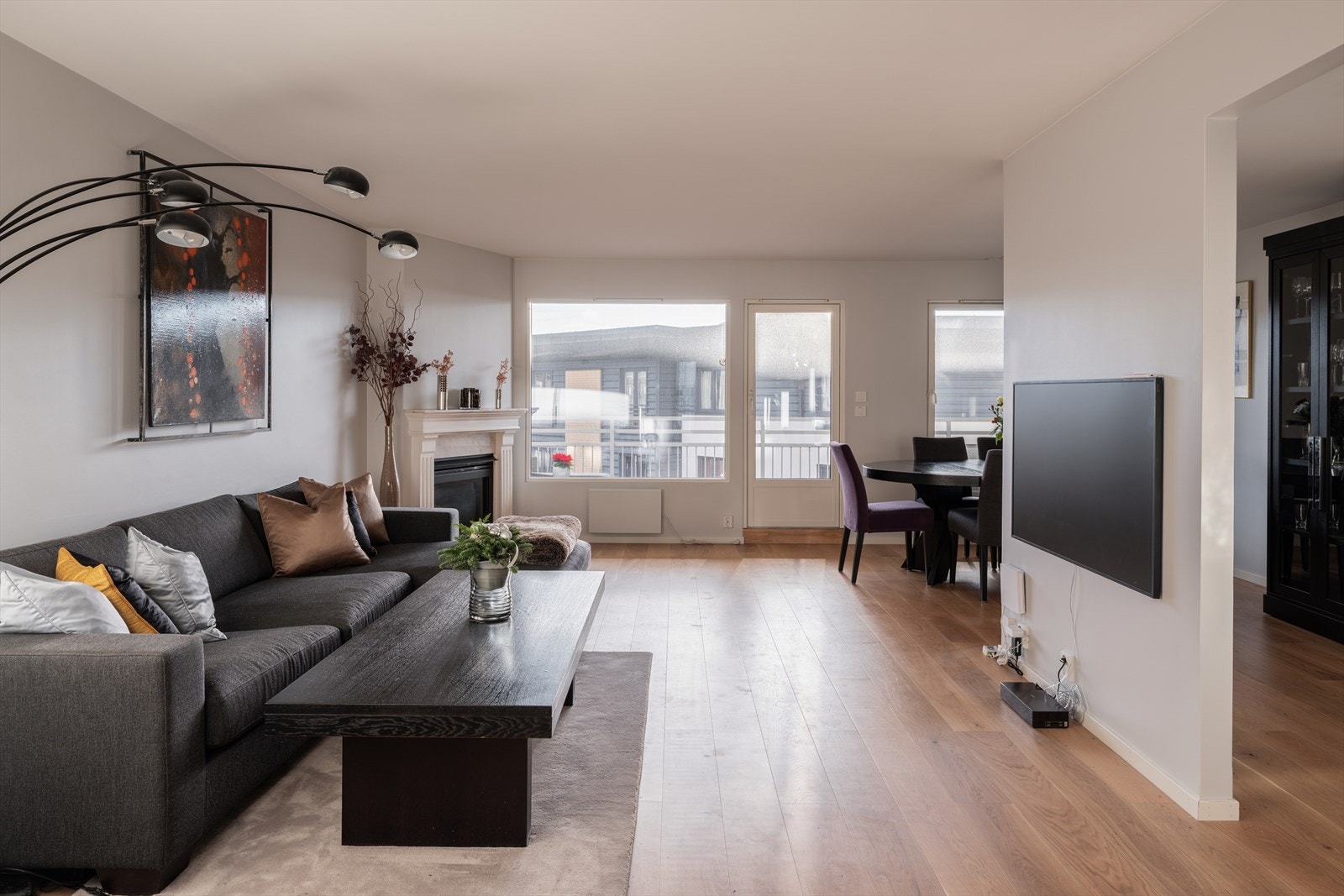 Stuen har store vinduer og man har godt utsyn også når man sitter inne Galleribilde