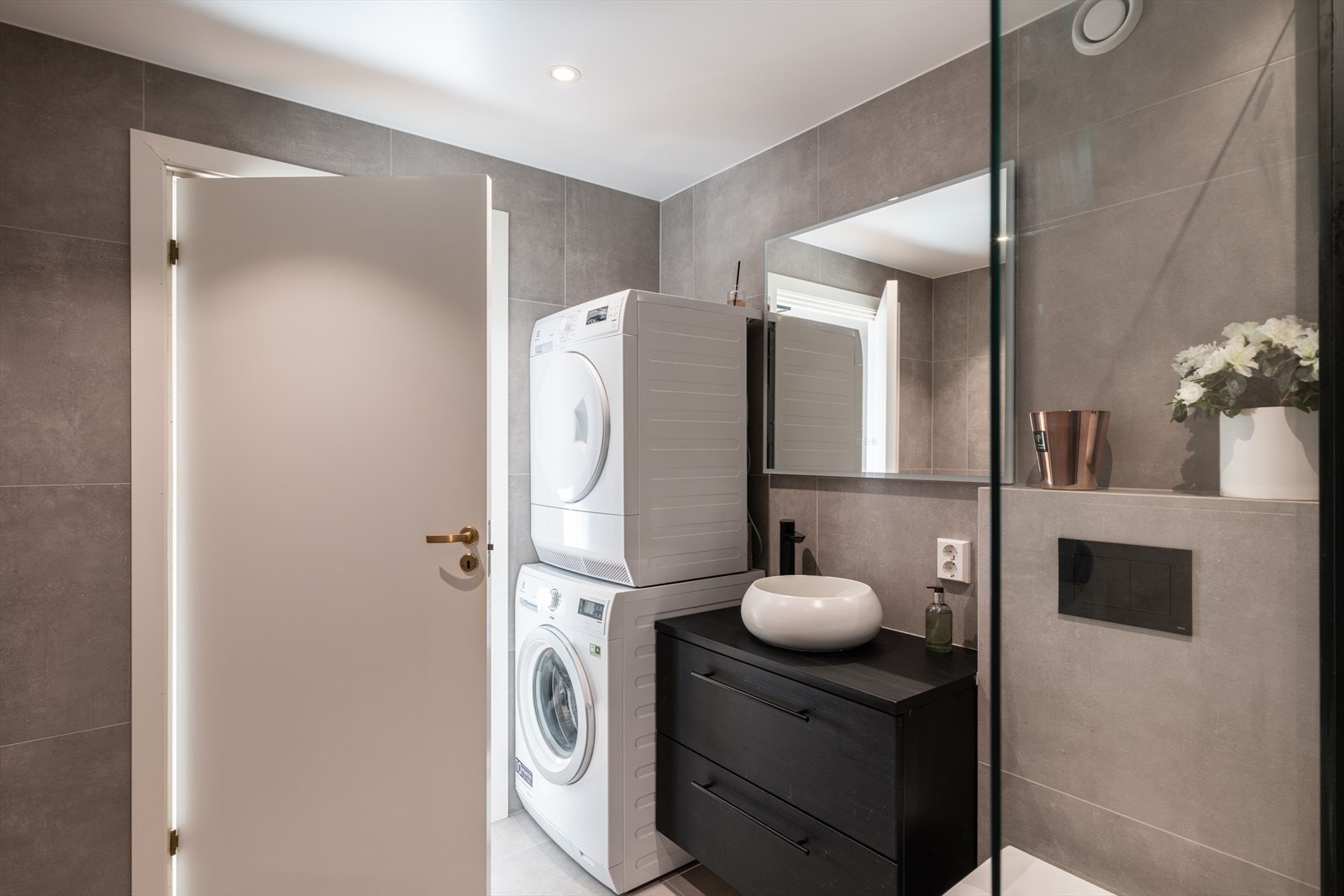 Ellers er det varmekabler i gulv og opplegg for vaskemaskin/tørketrommel. Galleribilde