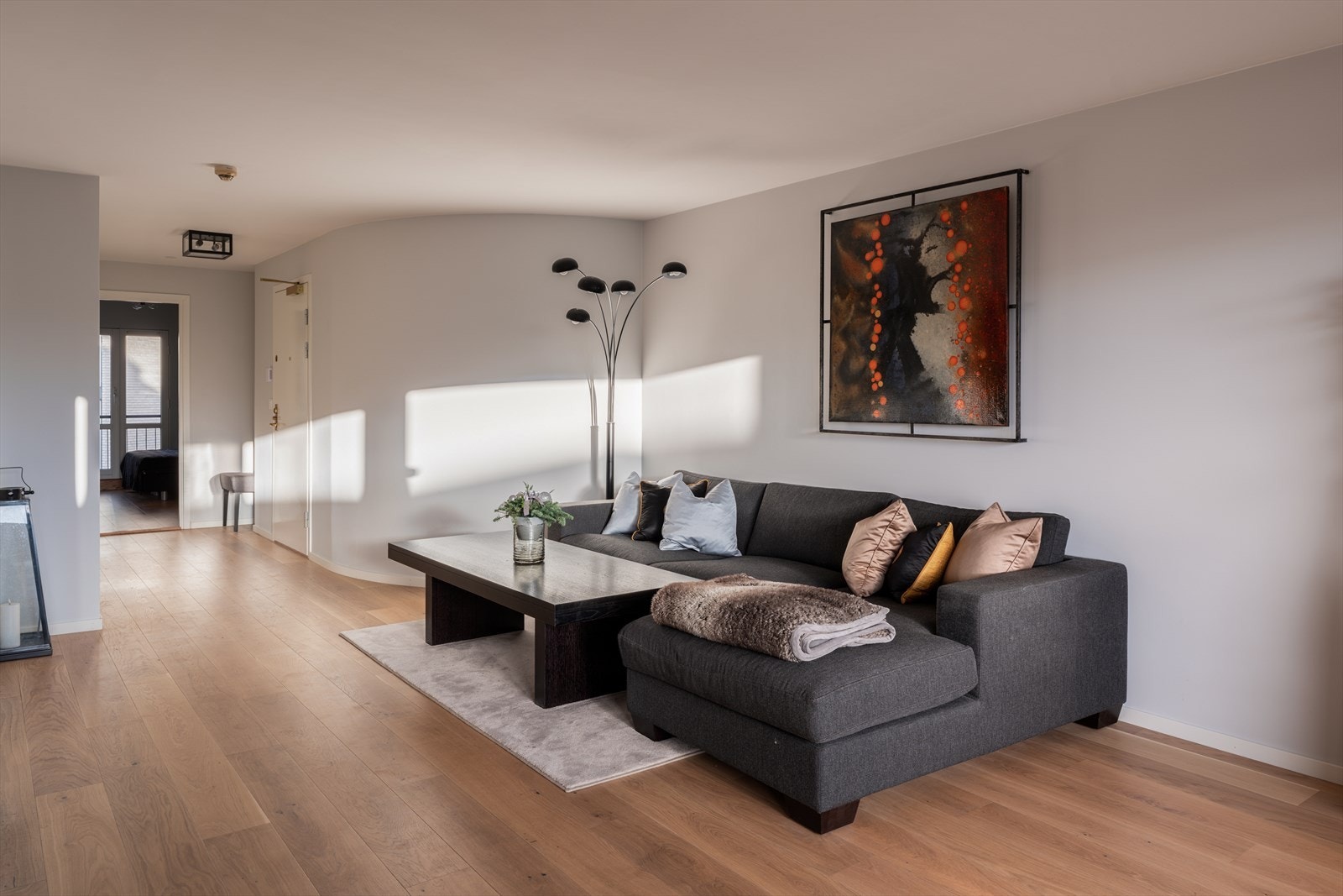 Det er lagt en lekker parkett på gulv, som er gjennomgående for hele leiligheten Galleribilde